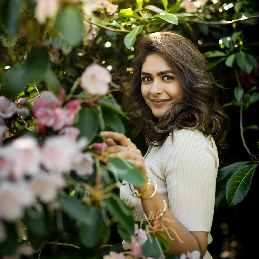 తాజాగా ఓ ఇంటర్వ్యూలో మృణాల్ మాట్లాడుతూ.. సీరియల్స్ లో చేసిన తర్వాత సినిమా ఆడిషన్స్ కోసం ప్రయత్నించా.. ఆసమయంలో టీవీ నటి అంటూ చులకనగా చూశారు. ఎంతో అవమానించారు దాంతో డిప్రషన్ లోకి వెళ్ళా.. ఒకసారి డిప్రషన్ తట్టుకోలేక లోకల్ ట్రైన్ నుంచి దూకి సూసైడ్ చేసుకోవాలనుకున్నా.. కానీ నా పేరెంట్స్ గుర్తొచ్చి ఆగిపోయా అని తెలిపింది. ఈ కామెంట్స్ ఇప్పుడు వైరల్ గా మారాయి. 