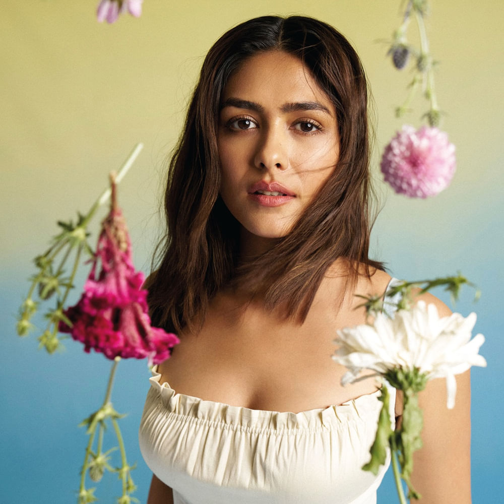 కానీ ఫ్యామిలీ స్టార్‌తో రేసులో వెనకబడ్డారు. ఈ మధ్యే అడివి శేష్ డెకాయిట్ సినిమా ఓకే చేసారు. బాలీవుడ్‌లో మృణాళ్‌కు అవకాశాలు బాగానే వస్తున్నాయిప్పుడు. 