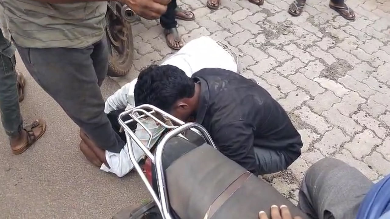 Watch Video: ఫస్ట్‌టైం దొంగతనం.. అడ్డంగా బుక్కైన యువకులు.. తప్పించుకోవడానికి ఏం చేశారో చూడండి!