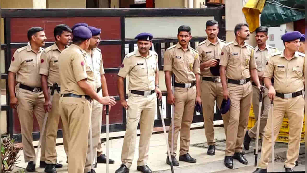 ట్యూషన్‌కు వెళ్లమని బాలుడిని మందలించిన తల్లి.. కాసేపటికే వాచ్‌మెన్‌ చెప్పింది విని తల్లి షాక్‌..