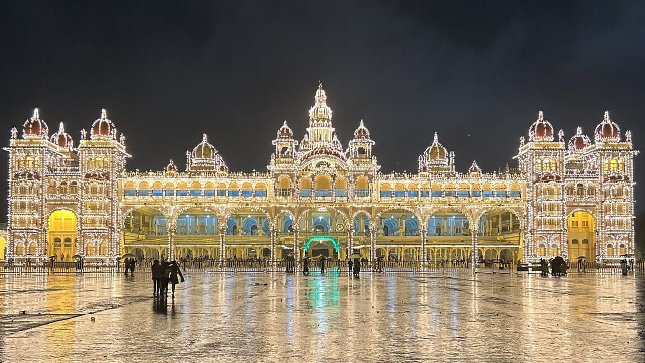 మైసూరు ప్యాలెస్: భారతదేశంలో అత్యంత ప్రసిద్ధ ప్రదేశాల్లో  మైసూరు ప్యాలెస్‌ కూడా ఒకటి. అయితే వర్షాకాలం దాని సహజ వైభవాన్ని పెంచుతుంది. మైసూరు ప్యాలెస్ చుట్టూ ఉన్న తోట దాని పచ్చని ఆకుల కారణంగా ఉత్సాహంగా మారుతుంది. ప్రతిబింబించే కొలనులు ఈ రాజ నిర్మాణన్నీ పరిపూర్ణగా ప్రదర్శిస్తాయి. వర్షపు చినుకులతో తడిచిన ప్యాలెస్ అందాలను మీ కెమెరాలో బందించి పదిలంగా దాచుకోవచ్చు.