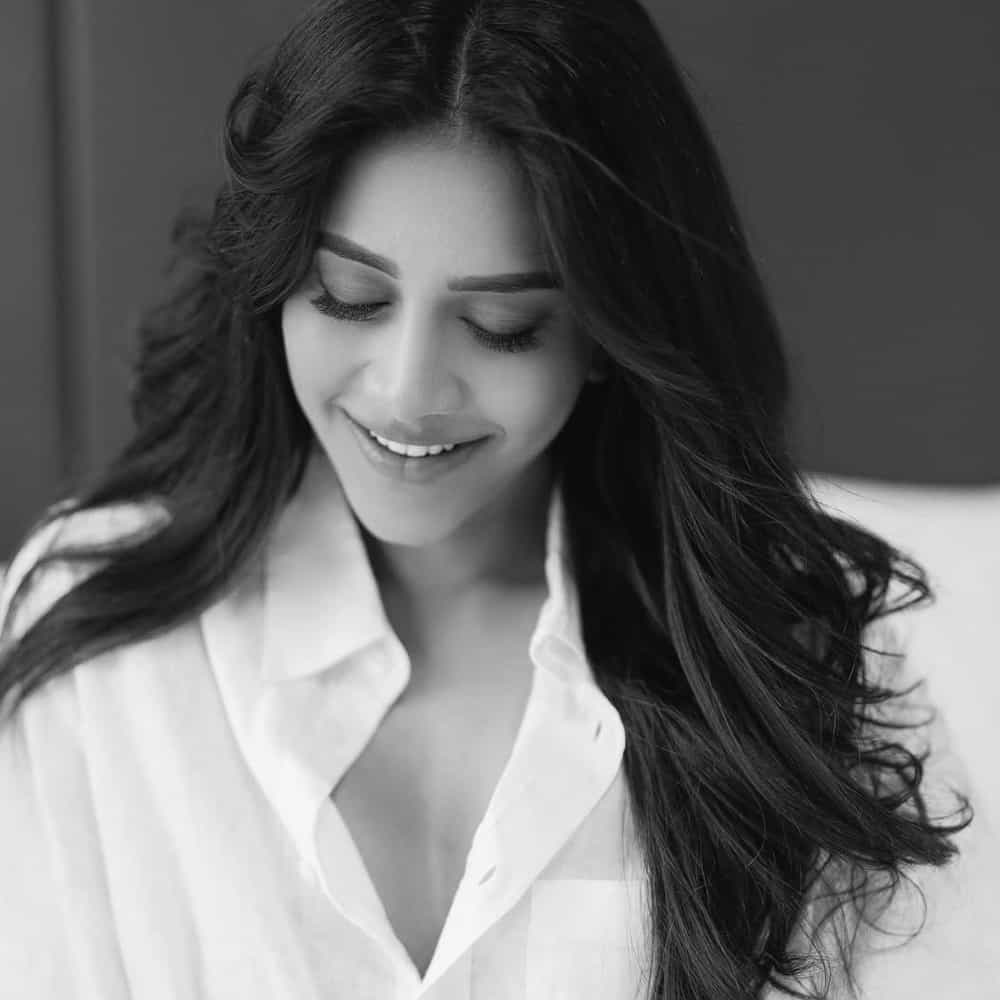 తెలుగు సినీరంగంలో సరైన బ్రేక్ కోసం ఎదురుచూస్తున్న హీరోయిన్లలో నభా నటేశ్ ఒకరు. ఇస్మార్ట్ శంకర్ సినిమాతో బ్లాక్ బస్టర్ హిట్ అందుకున్న ఈ అమ్మడు.. ఆ తర్వాత బ్యాక్ టూ బ్యాక్ చిత్రాల్లో నటిస్తూ స్టార్ డమ్ అందుకుంటుందని అనుకున్నారు. కానీ అనుహ్యంగా ఇండస్ట్రీకి దూరమయ్యింది.