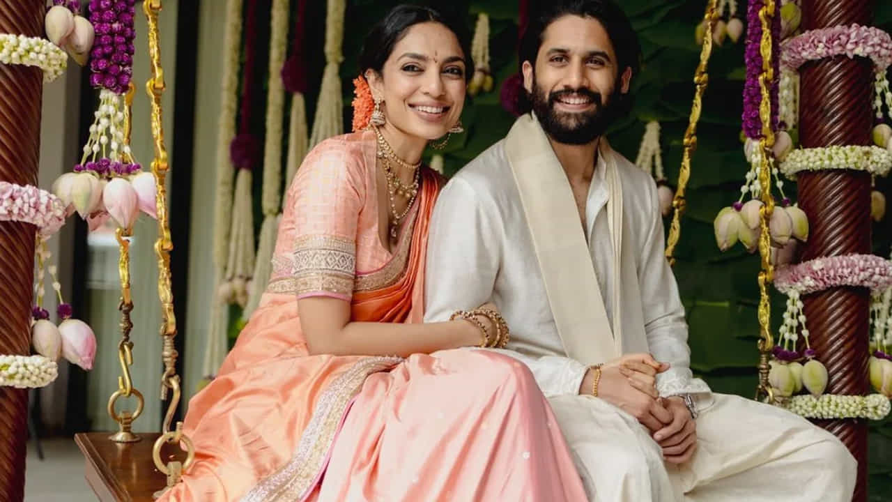 తన భార్య శోభితను ముద్దుగా బుజ్జితల్లి అని పిలుస్తానని అన్నారు. షూటింగ్స్ తో బిజీగా ఉండడం వల్ల శోభితతో ఎక్కువ సమయం గడపలేకపోతున్నాని.. ఇద్దరి మధ్య గ్యాప్ రాకూడదని కొన్ని రూల్స్ ఫాలో అవుతామని అన్నారు. ఇంట్లో ఉన్నప్పుడు తప్పకుండా కలిసే భోజనం చేస్తామని అన్నారు.