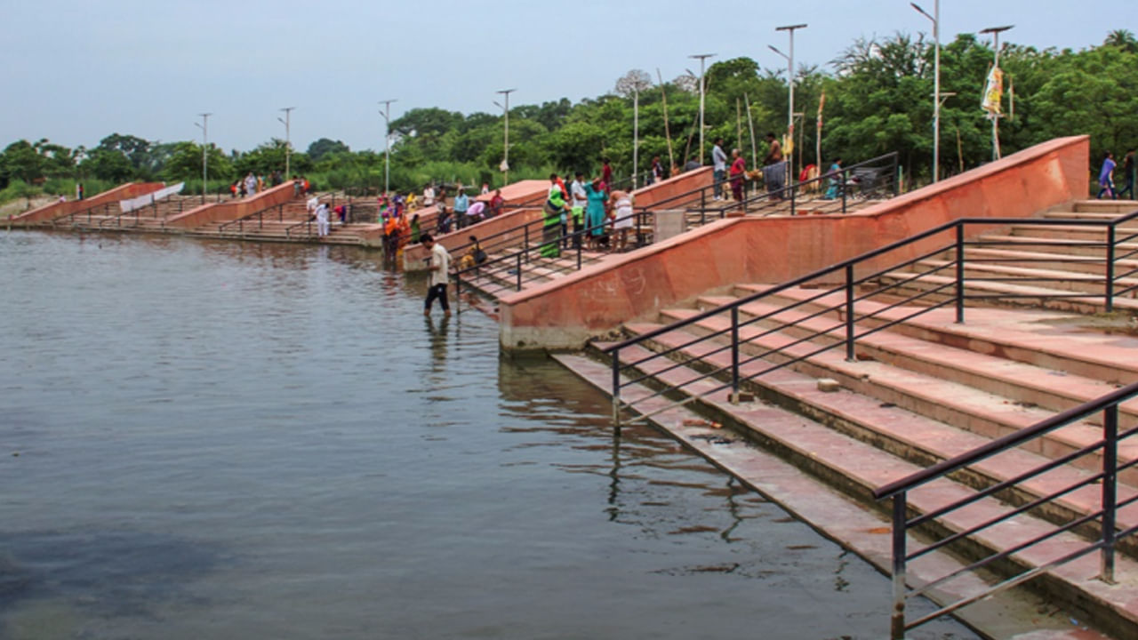 దేవతలు ధర్మాన్ని స్థాపించడానికి ఈ ప్రదేశాన్ని ఎంచుకున్నారు, కానీ వృత్తాసురుడు అనే రాక్షసుడు అడ్డంకిగా మారడంతో వారు దధీచి మహర్షిని తన ఎముకలను దానం చేయమని కోరారు, దాని నుండి ఆ రాక్షసుడిని నాశనం చేయడానికి ఆయుధాన్ని తయారు చేయవచ్చు. భగవత్ పురాణం ఈ ప్రదేశాన్ని ప్రస్తావించి దీనిని నైమిషే-అనిమిషా క్షేత్రం లేదా అనిమిషా అని కూడా పిలువబడే విష్ణువు నివాసంగా చెబుతారు.