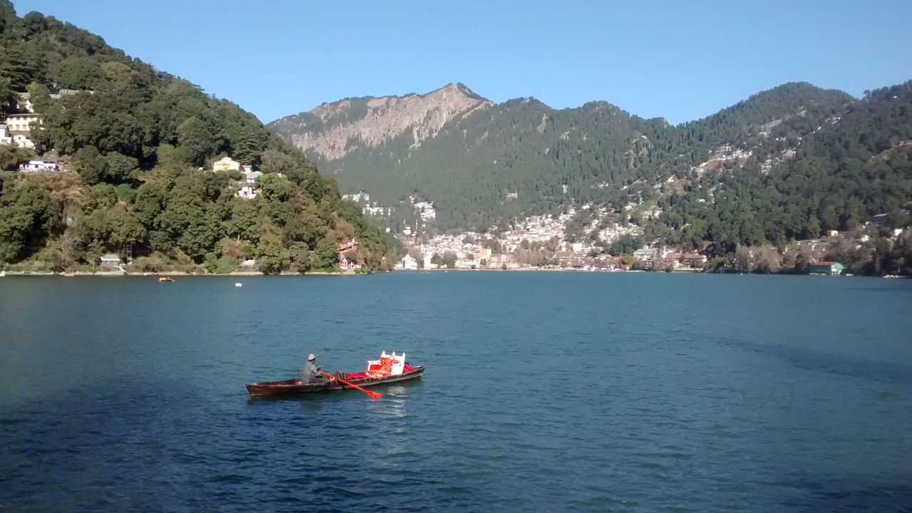  నైని సరస్సు: నైనిటాల్ దాని అందమైన సరస్సుకు ప్రసిద్ధి చెందింది. ఈ సరస్సు దగ్గర బోటింగ్, సాయంత్రం నడకలు, ఫోటోషూట్ చేసుకోవచ్చు. ఇక్కడి నుండి సూర్యోదయం, సూర్యాస్తమయ ఛాయాచిత్రాలతో ఇన్‌స్టాగ్రామ్ నిండి ఉంది.