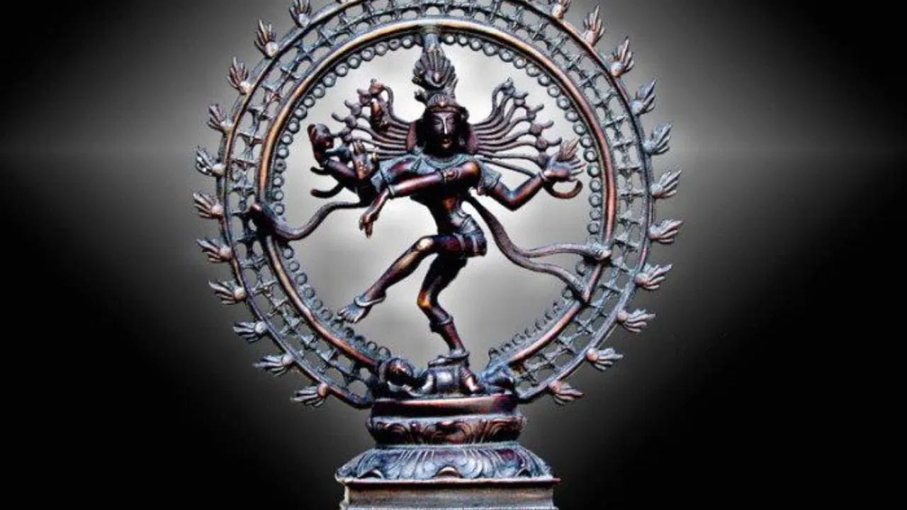 వాస్తు శాస్త్రం ప్రకారం నటరాజు విగ్రహాన్ని ఇంట్లో ఉంచుకోవడం వల్ల కుటుంబ వాతావరణం చెడిపోతుంది. ఇంట్లో ప్రతిరోజూ గొడవలు జరగవచ్చు. కనుక వాస్తు శాస్త్రం ప్రకారం నటరాజు విగ్రహాన్ని ఇంట్లో ఉంచకూడదు. అయితే ఇష్టం అని నటరాజ విగ్రహాన్ని ఇంట్లో పెట్టుకుంటే దుష్ఫలితాలను ఎదుర్కోవలసి ఉంటుంది.
