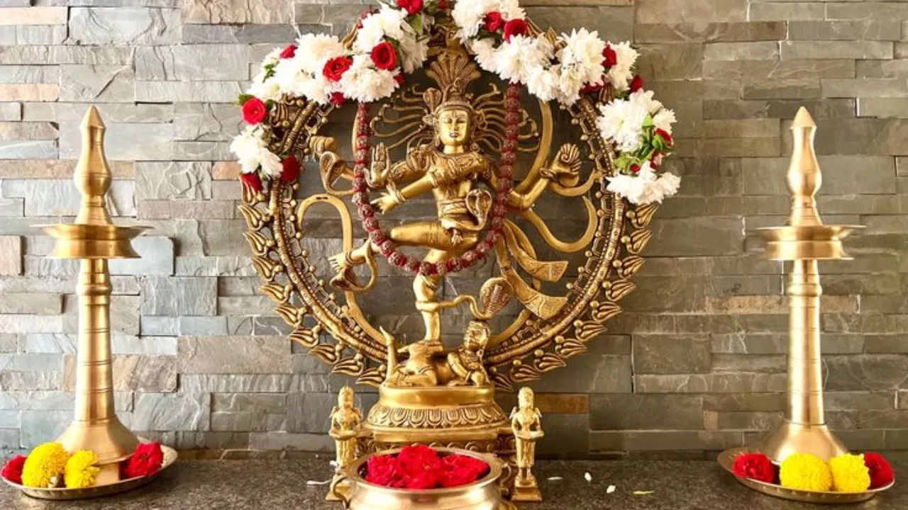 దాదాపు ప్రతి హిందువు ఇంట్లో పూజ గది ఉంటుంది. ఆ పూజ గదిలో లేదా ఇతర పూజ్యనీయ ప్రాంతాల్లో శివుని విగ్రహం లేదా చిత్రం ఉంటుంది. అదే సమయంలో కొంతమంది తమ ఇంట్లో శివలింగాన్ని కూడా ఉంచుకుంటారు. అయితే శివ స్వరూపం అని నటరాజ విగ్రహాన్ని ఇంట్లో పెట్టుకోవడం మాత్రం శాస్త్ర ప్రకారం నిషేధం. ఎందుకు నటరాజ విగ్రహాన్ని ఇంట్లో ఉంచకూడదో తెలుసుకుందాం?
