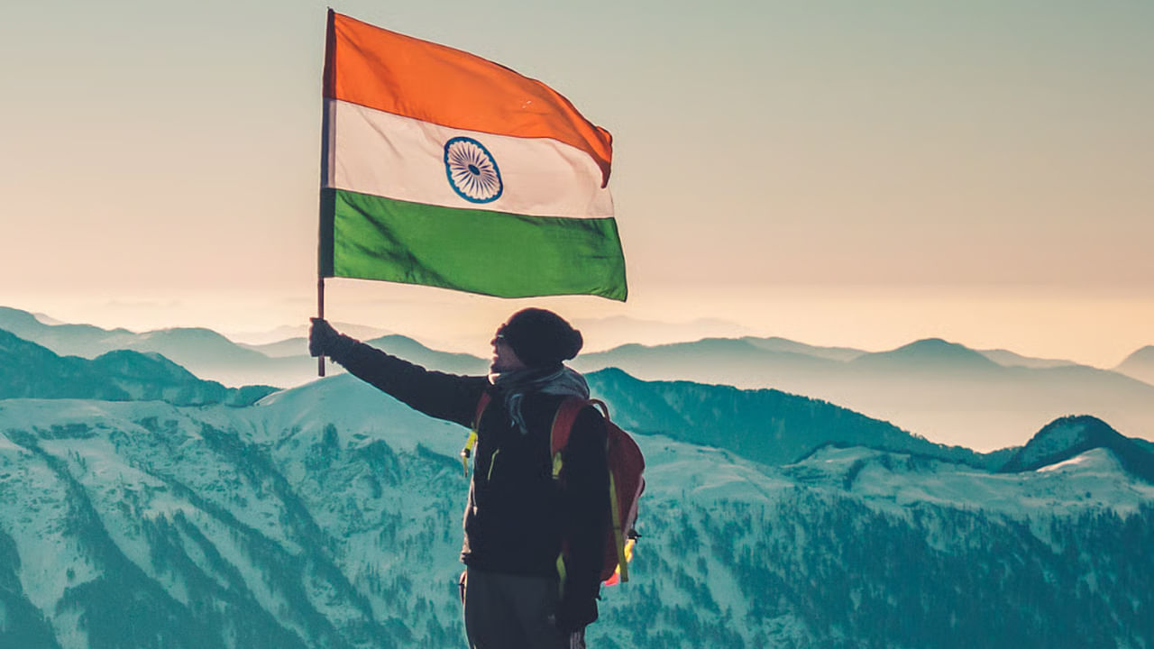 ఈ రోజున, పాఠశాలలు, ప్రభుత్వ సంస్థలు, వివిధ సంస్థలు జెండా చరిత్ర, ప్రతీకవాదం, దాని ప్రదర్శన నియమాల గురించి అవగాహన పెంచడానికి తరచుగా వేడుకలు, విద్యా కార్యక్రమాలను నిర్వహిస్తాయి. మన జాతీయ జండా అమలులోని వచ్చి ఈరోజుకు సరిగ్గా 78 వసంతాలు పూర్తయ్యాయి. ఈ శుభ సందర్భంలో గర్వంగా ఎగురుతున్న జాతీయ జెండాకి వీరులను తలచుకొంటూ సెల్యూట్ చేద్దాం.