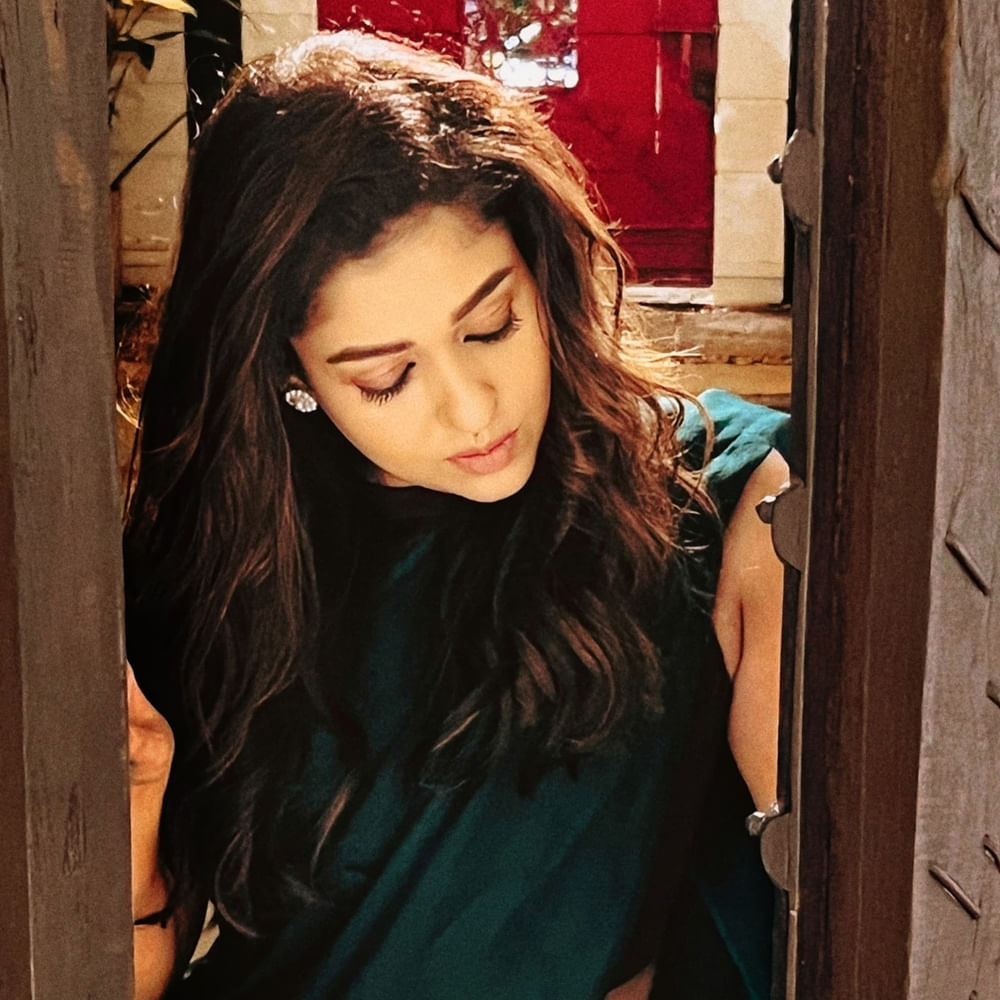 40 ఏళ్లలోనూ నెంబర్ వన్ హీరోయిన్గా ఉండటం అనేది చిన్న విషయం కాదు.. కానీ తనకు ఇవన్నీ మామూలే అంటున్నారు నయనతార. ఈ భామ దూకుడు ముందు కుర్ర హీరోయిన్లు సైతం నిలబడలేకపోతున్నారు. ఒక్కో సినిమాకు 15 కోట్ల వరకు రెమ్యునరేషన్ తీసుకుంటూ.. చాలా మంది హీరోయిన్లకు నిద్ర లేకుండా చేస్తున్నారు నయన్. ప్రస్తుతం చిరంజీవి సినిమాలో నటిస్తున్నారు ఈ భామ.