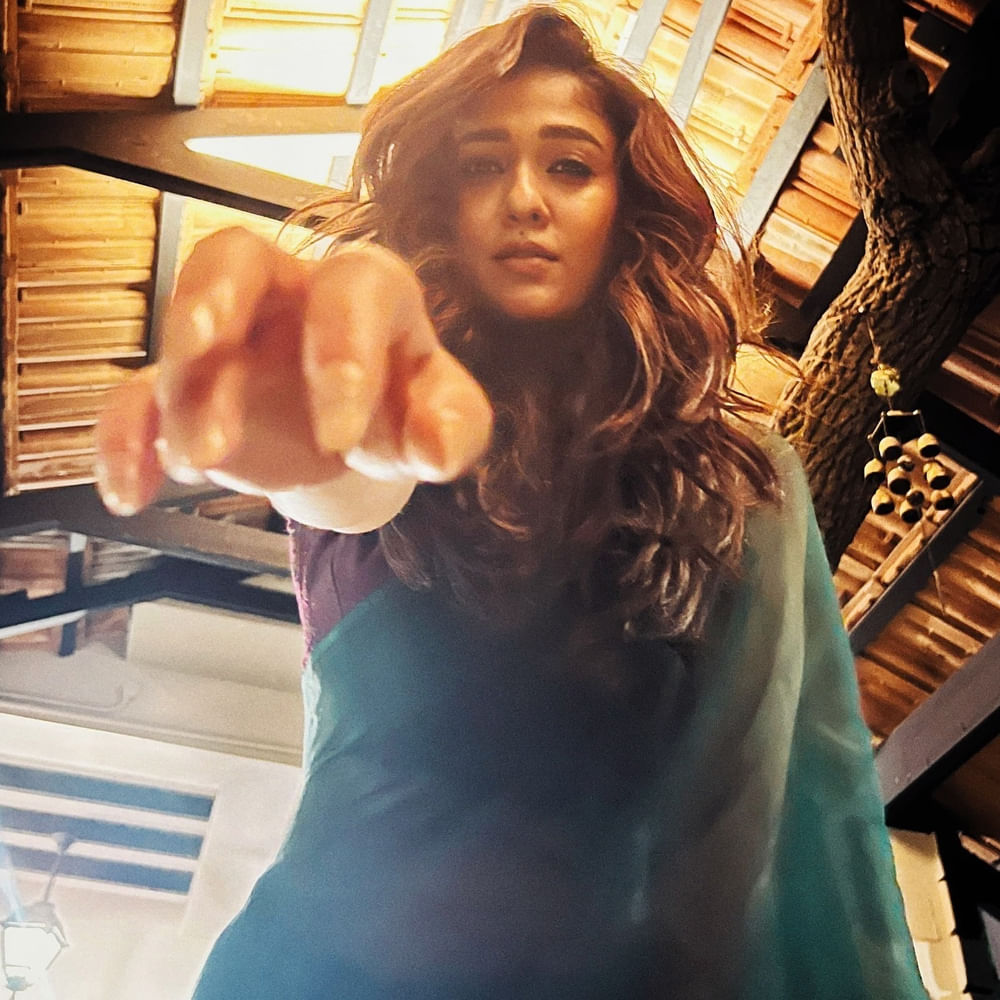 అతన్ని మునగ చెట్టెక్కించేస్తుంది ఈ బ్యూటీ. చెప్పిన టైమ్ కంటే ముందుగానే షెడ్యూల్స్ పూర్తి చేస్తున్న అనిల్ తెలివి తేటలు చూసి మురిసిపోతున్నారు ఈ సీనియర్ హీరోయిన్. సంక్రాంతికి మెగా 157 విడుదల కానుంది. గతంలో గాడ్ ఫాదర్, సైరాలో కలిసి నటించారు చిరు, నయన్.