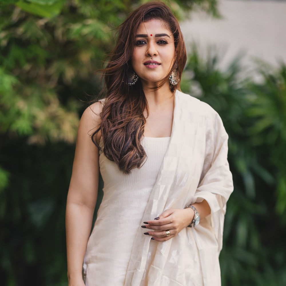 సినిమాల్లో ఈ మధ్య కాలంలో రిపీట్ కాంబినేషన్స్ లో నటిస్తున్నారు నయన్. తెలుగులో ఇప్పుడు ఆమె మెగా అనీల్ సినిమాలో నటిస్తున్నారు. తమిళ్, మలయాళంలోనూ చేతినిండా సినిమాలతో బిజీ బిజీగా ఉన్నారు. వృత్తినీ, వ్యక్తిగత జీవితాన్ని బ్యాలన్స్ చేసుకోగలిగితే లైఫ్లో స్ట్రెస్ అసలు ఉండదన్నది నయన్ గట్టిగా నమ్మే విషయం.