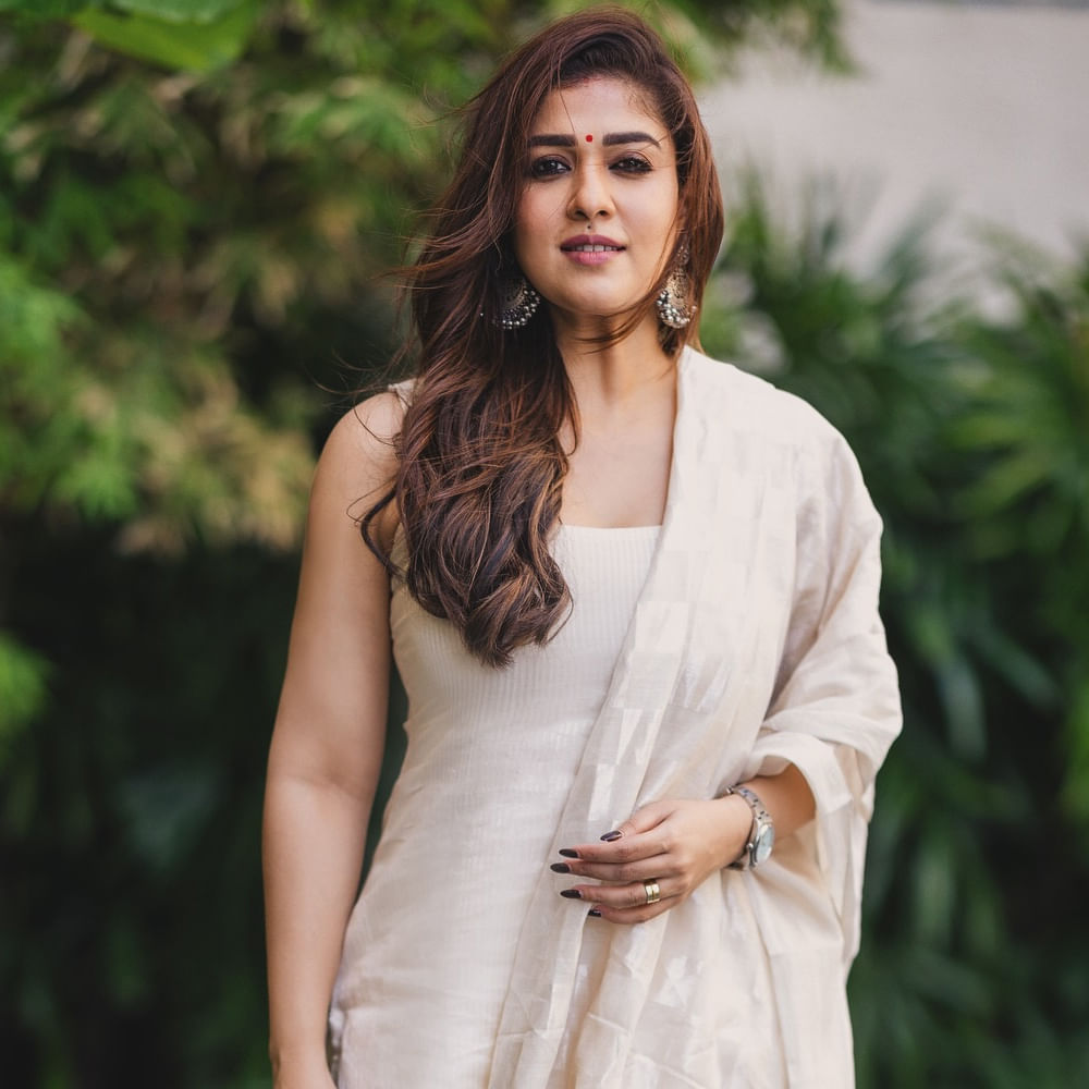 లేడీ సూపర్ స్టార్ నయనతార.. పాన్ ఇండియా లెవల్లో విపరీతమైన క్రేజ్ సొంతం చేసుకున్న హీరోయిన్. దక్షిణాదిలో అత్యధిక పారితోషికం తీసుకునే హీరోలలో ఆమె ఒకరు. తెలుగుతోపాటు తమిళం, హిందీలోనూ వరుస సినిమాల్లో నటించి మంచి గుర్తింపు తెచ్చుకుంది ఈ ముద్దుగుమ్మ. 