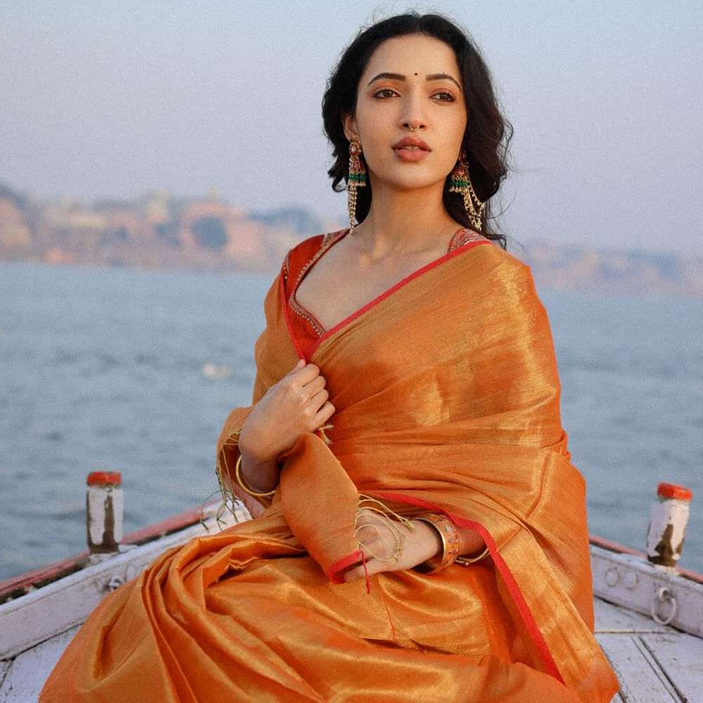 ఆమె మరెవరో కాదు.. హీరోయిన్ నేహా శెట్టి. ఈ పేరు తెలియని వారుండరు. డీజే టిల్లు సినిమాతో రాధికగా కుర్రాళ్ల మనసులలో నిలిచిపోయిన ఈ అమ్మడు.. టాలీవుడ్ ఇండస్ట్రీలో గ్లామర్ ఇమేజ్ సొంతం చేసుకుంది. అంతకు ముందు మోహబూబా చిత్రంతో తెలుగుతెరకు పరిచయమైంది. 