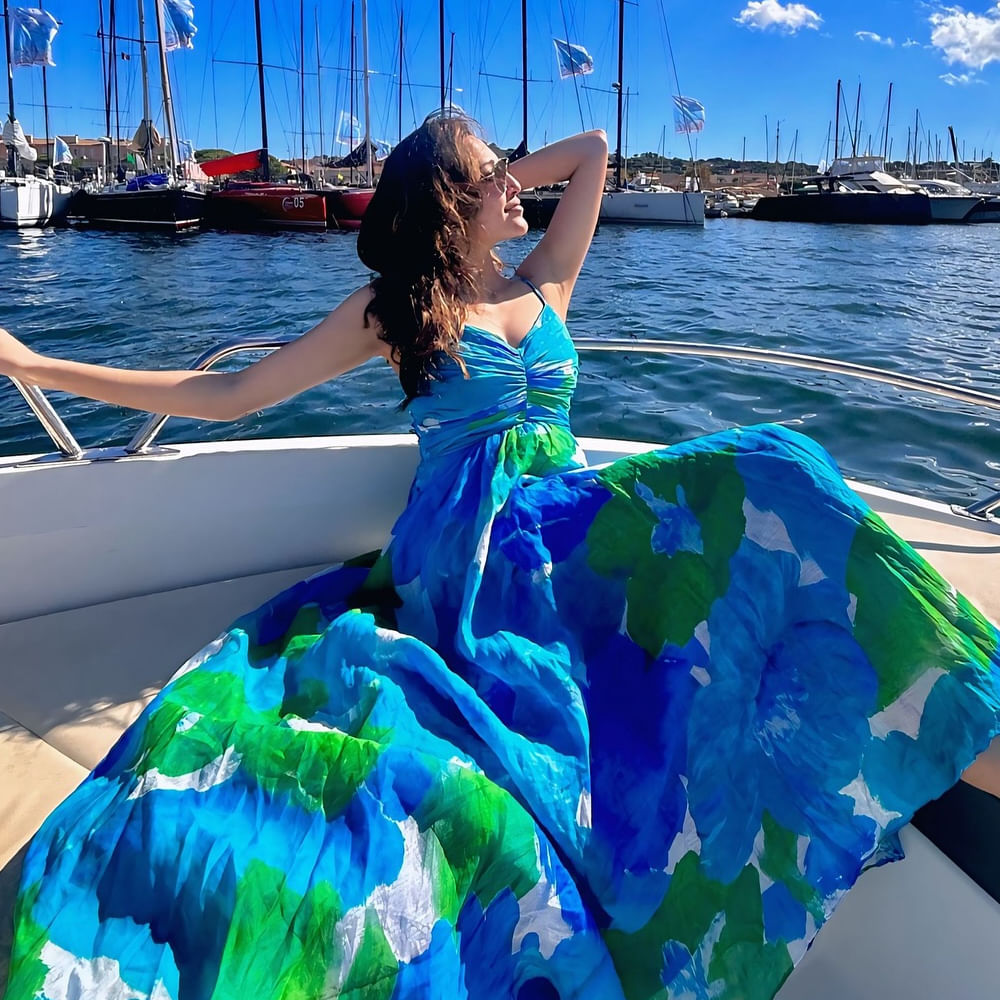 తెలుగులో ఒక్కసారిగా ఫేమస్ అయి ఆ తర్వాత కనుమరుగైన తారలు చాలా మంది ఉన్నారు. ఒకటి రెండు చిత్రాలతో బ్లాక్ బస్టర్ హిట్స్ అందుకుని కుర్రాళ్ల మది దోచిన ఓ ముద్దుగుమ్మ.. ఇప్పుడు ఇండస్ట్రీలో సైలెంట్ అయ్యింది. ప్రస్తుతం ఆఫర్స్ కోసం ఎదురుచూస్తుంది. 