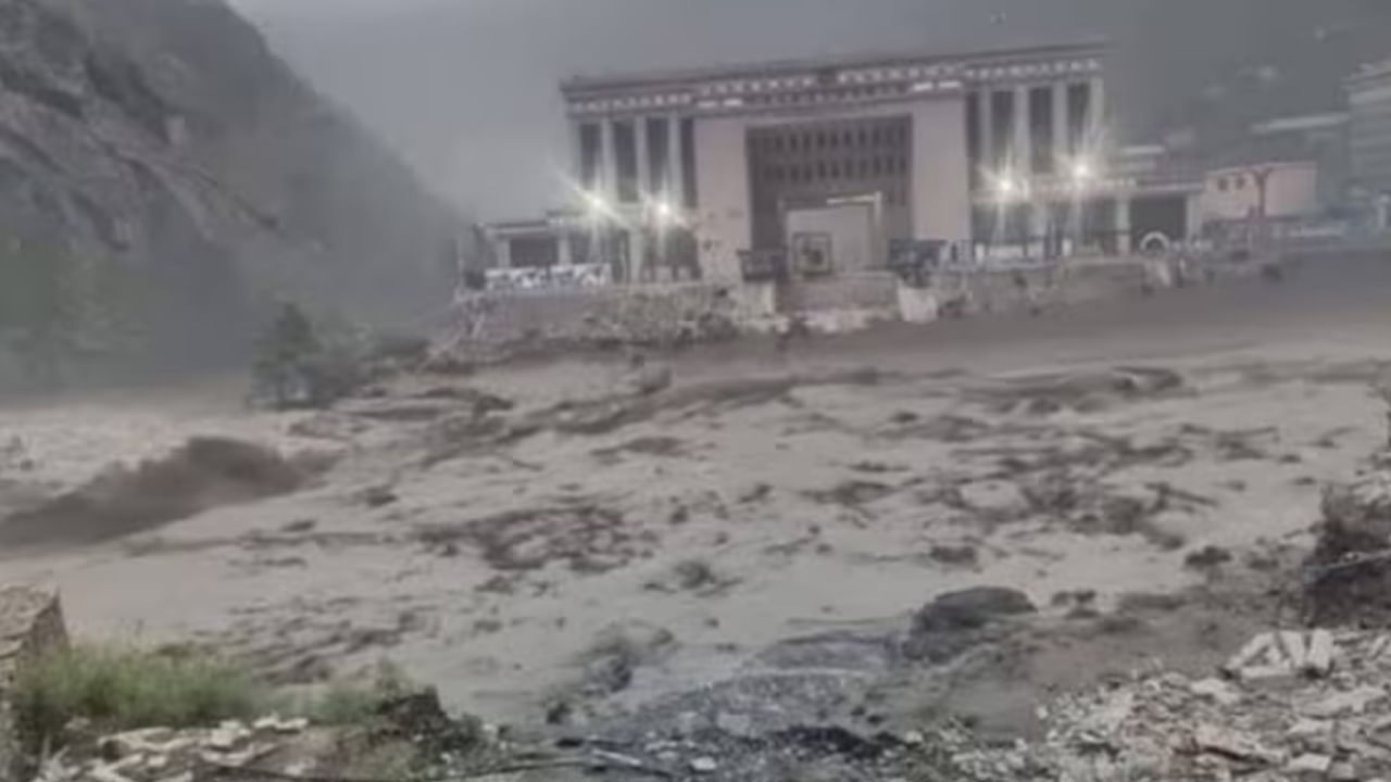 ఆ రెండు దేశాల సరిహద్దులో వరద విధ్వంసం.. కొట్టుకుపోయిన మైత్రి వంతెన.. 18 మంది గల్లంతు..