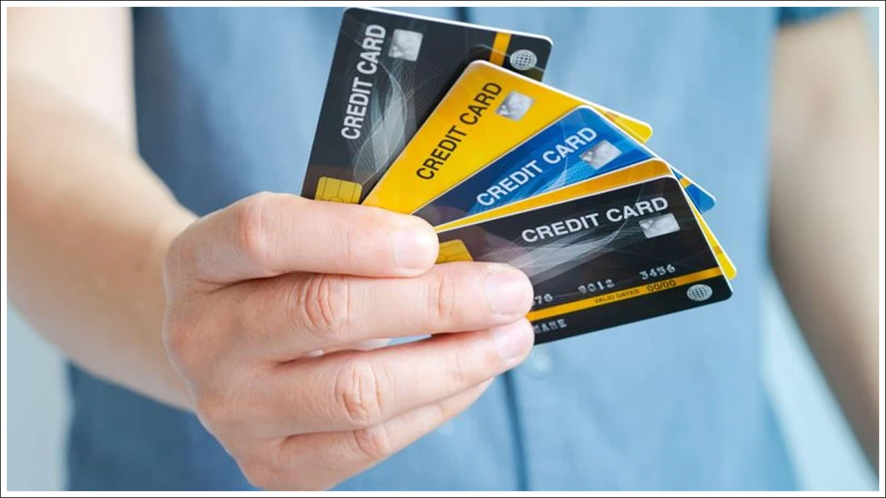 క్రెడిట్ కార్డ్ బీమాలో కోత SBI క్రెడిట్ కార్డ్ వినియోగదారులకు ఒక ముఖ్యమైన మార్పు. ఆగస్టు 11 నుండి ఎస్‌బీఐ కొన్ని కో-బ్రాండెడ్ కార్డులపై (SBI-UCO బ్యాంక్, సెంట్రల్ బ్యాంక్, పీఎస్‌బీ, కరూర్ వైశ్య బ్యాంక్, అలహాబాద్ బ్యాంక్ వంటివి) అందించే ఉచిత విమాన ప్రమాద బీమా పాలసీని నిలిపివేస్తోంది. ఇప్పటివరకు ఈ కార్డులు రూ. 50 లక్షల నుండి రూ. 1 కోటి వరకు కవర్‌ను అందించేవి. ఇది ఇకపై అందుబాటులో ఉండదు. ఈ నిర్ణయం చాలా మంది కస్టమర్లను ప్రభావితం చేయవచ్చు.