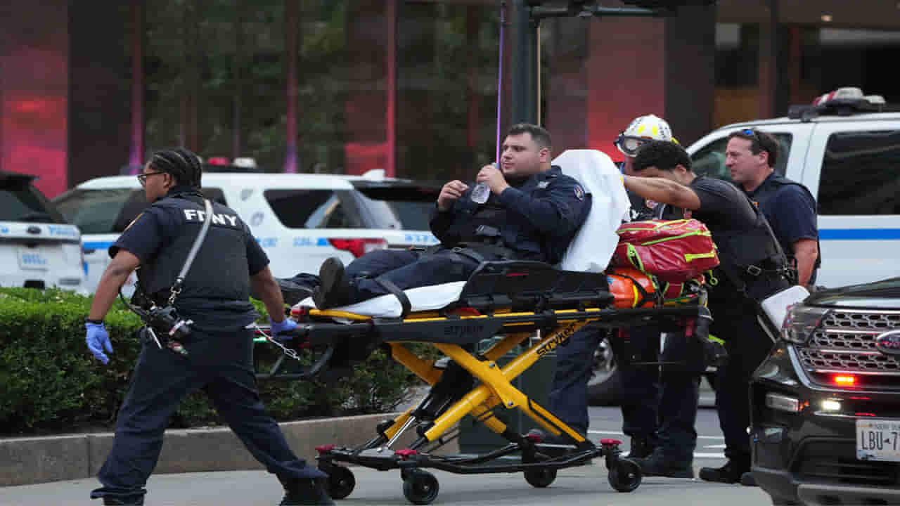 New York: అమెరికాలోని న్యూయార్క్‌లో కాల్పులు... దుండగుడి కాల్పుల్లో పోలీస్‌ సహా ఇద్దరు మృతి