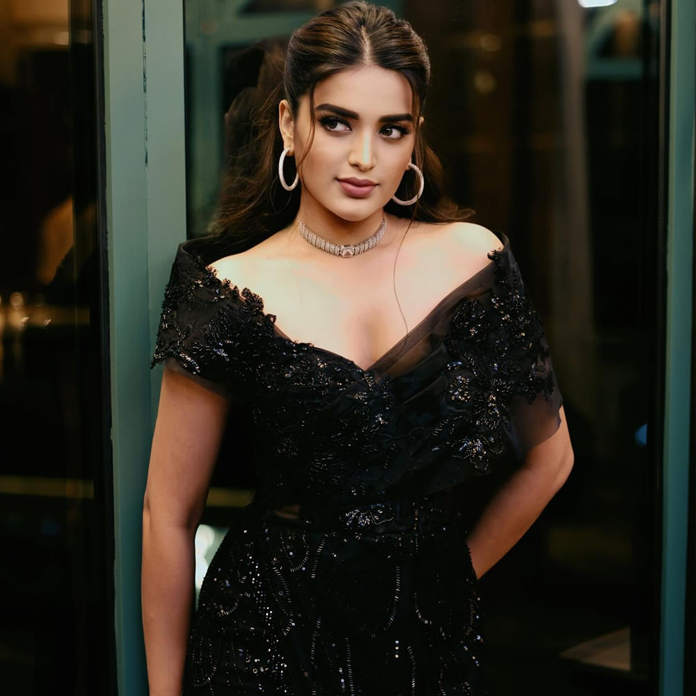 ప్రస్తుతం ఫిల్మ్ వర్గాల్లో వినిపిస్తున్న సమాచారం ప్రకారం.. వెంకీ, త్రివిక్రమ్ కాంబోలో రాబోతున్న సినిమాలో ఇద్దరు హీరోయిన్లు నటిస్తుండగా.. అందులో ఇస్మార్ట్ బ్యూటీ నిధి అగర్వాల్ ను ఎంపిక చేసినట్లు టాక్. త్వరలోనే ఈ సినిమాను మొదలుపెట్టి వచ్చే ఏడాది వేసవిలో రిలీజ్ చేయాలని ప్లాన్ చేస్తున్నారట మేకర్స్.
