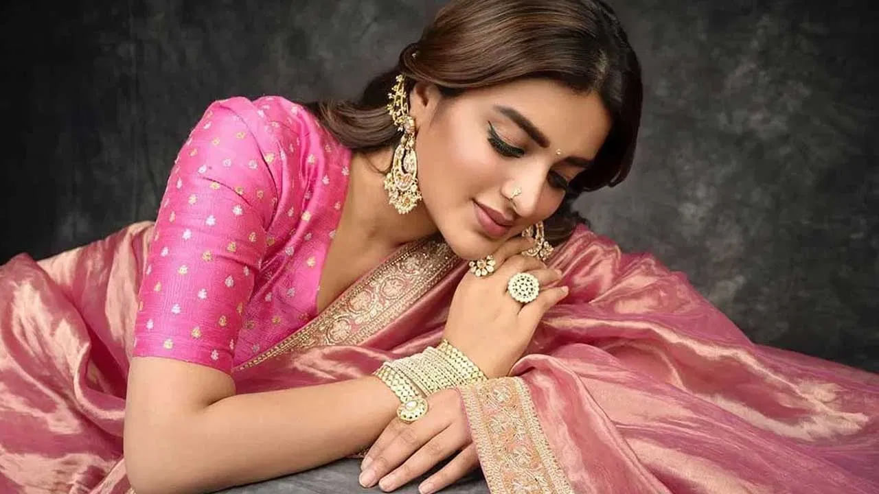 ప్రస్తుతం ఈ ముద్దుగుమ్మ పవర్ స్టార్ పవన్ కళ్యాణ్ సినిమా హరిహర వీరమల్లులో పవన్ కళ్యాణ్ కు జోడిగా నటిస్తోంది. ఈ మూవీ జూలై23న విడుదల కానున్న విషయం తెలిసిందే. దీంతో మూవీ టీం ప్రమోషన్స్ జోరు పెంచింది. ఈ క్రమంలోనే అందాల ముద్దుగుమ్మ నిధి అగర్వాల్ తన అందాలతో నెట్టింట్లో రచ్చ చేస్తుంది.