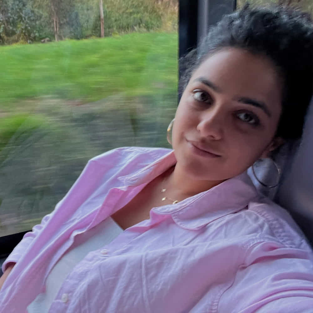 కులాన్ని పేర్లతో ముడిపెట్టడం మా ఇంట్లో ఇష్టం ఉండదు. అయితే.. వృత్తి రీత్యా దేశవిదేశాలు తిరగాల్సిరావడంతో తప్పనిసరై పాస్‌పోర్ట్‌లో నా పేరుకు ‘మీనన్‌’ని జత చేశా.దీంతో నిత్య తన పేరుకు మీనన్ అనే రెండో పేరు చేర్చాలని నిర్ణయించుకున్నా అని తెలిపింది. కాగా తాను మలయాళీ కానప్పటికీ తన పేరు నిత్యా మీనన్ గా మారిపోయింది. 