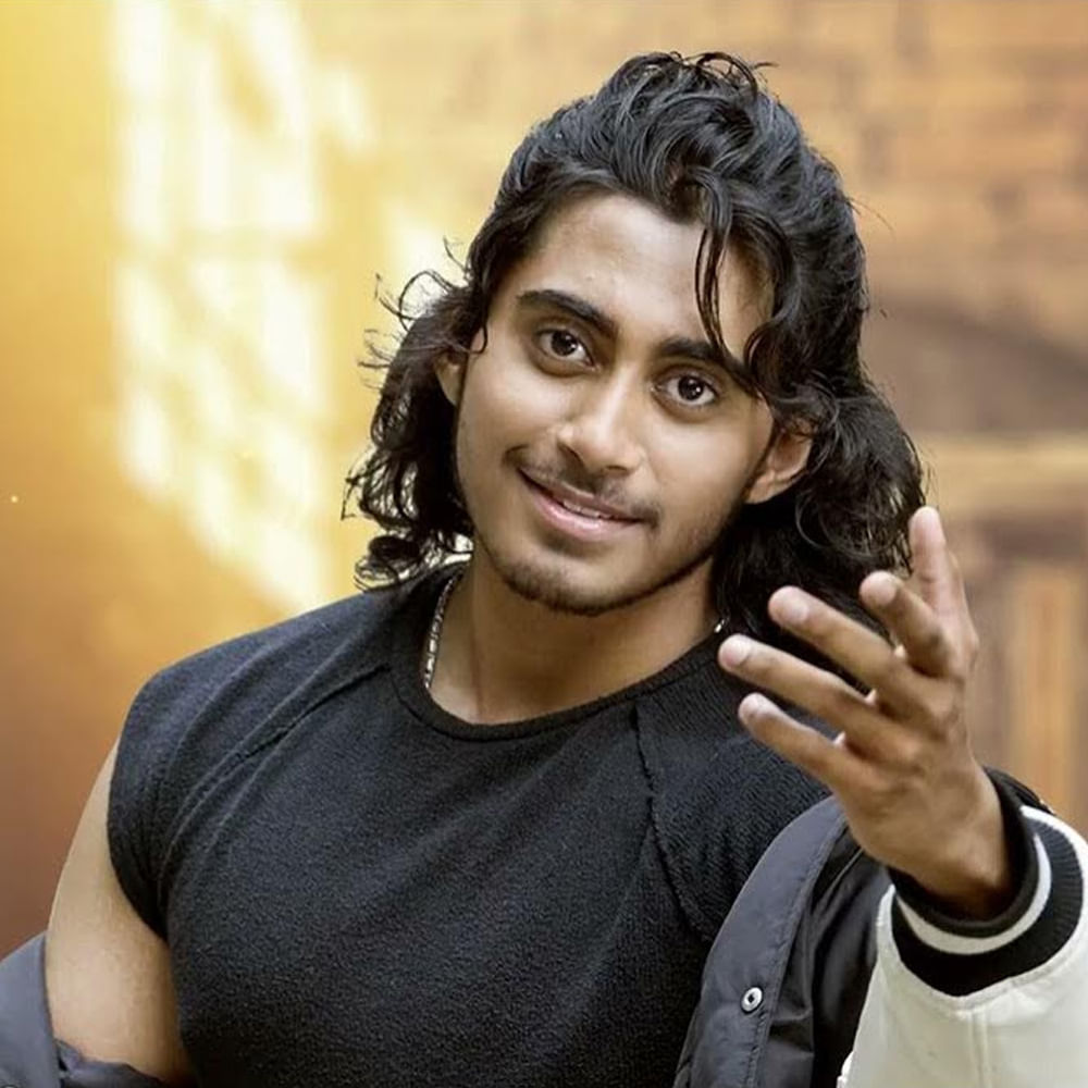 అలాగే నందమూరి కుటుంబం నుంచి కళ్యాణ్ రామ్ అన్నయ్య దివంగత జానకిరామ్ తనయుడు ఎన్టీఆర్ హీరోగా పరిచయం అవుతున్నారు.. వైవిఎస్ చౌదరి ఈయన్ని హీరోగా పరిచయం చేయబోతున్నారు.