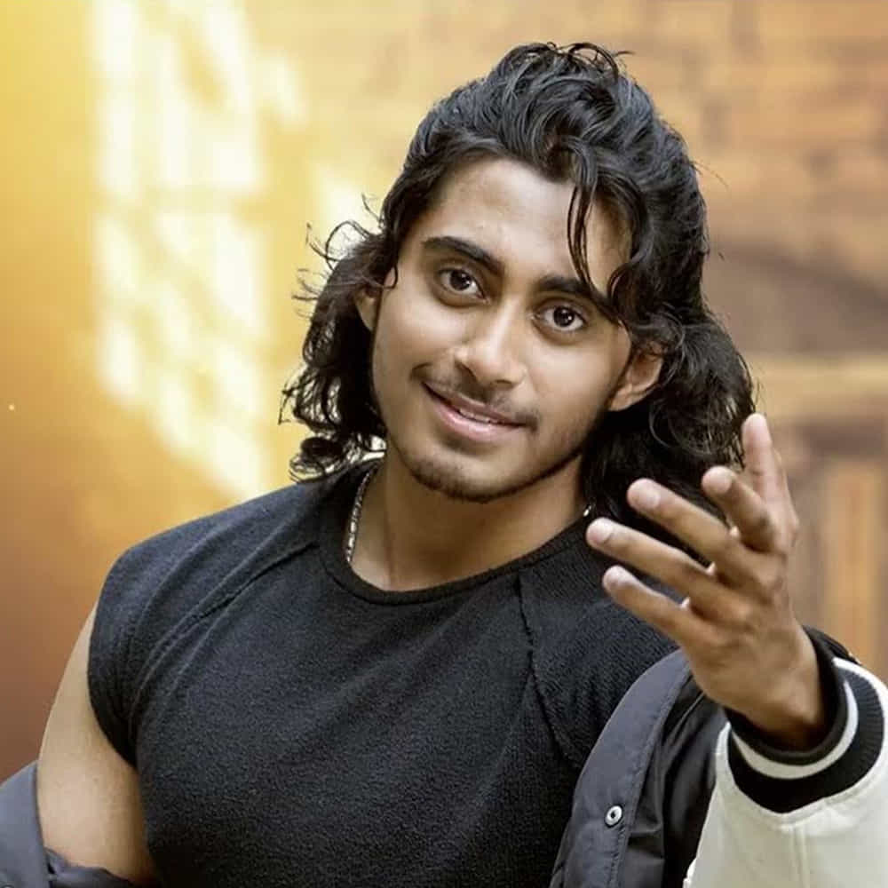 అలాగే నందమూరి కుటుంబం నుంచి కళ్యాణ్ రామ్ అన్నయ్య దివంగత జానకిరామ్ తనయుడు ఎన్టీఆర్ హీరోగా పరిచయం అవుతున్నారు.. వైవిఎస్ చౌదరి ఈయన్ని హీరోగా పరిచయం చేయబోతున్నారు.