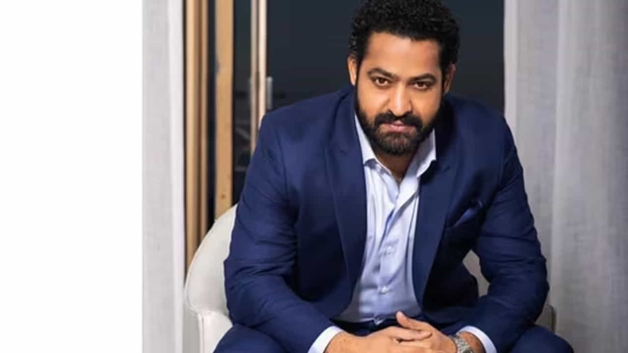 అయితే ఈ సినిమా గురించి ప్రొడ్యూసర్ నాగవంశీ వరుసగా పరోక్షంగా ఆసక్తికర ట్వీట్స్ చేస్తున్నారు. ఇప్పుడు ఫిల్మ్ వర్గాల్లో వినిపిస్తున్న సమాచారం ప్రకారం ఈ సినిమాలో విలన్ పాత్ర కోసం పవర్ ఫుల్ నటుడిని తీసుకోవాలని ప్లాన్ చేస్తున్నారు. అతడి పేరు ఇప్పుడు మారుమోగుతుంది.