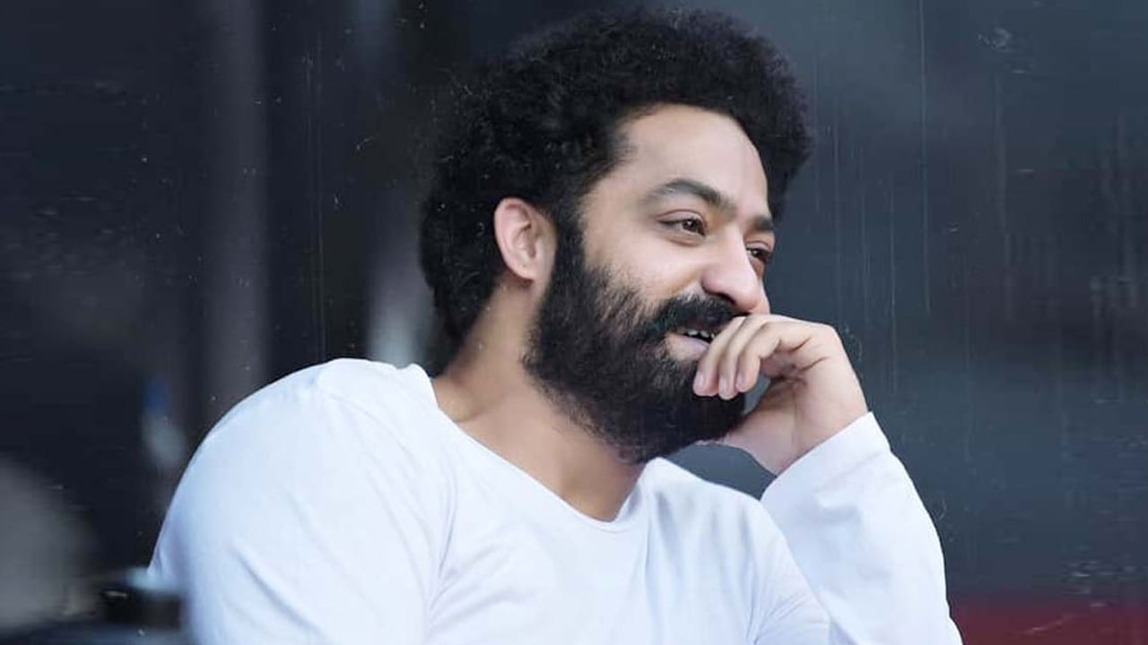 ఆర్ఆర్ఆర్, దేవర సినిమాలతో బ్యాక్ టూ బ్యాక్ హిట్స్ అందుకున్నారు జూనియర్ ఎన్టీఆర్. కొన్నాళ్లుగా వార్ 2 చిత్రీకరణలో బిజీగా ఉన్న సంగతి తెలిసిందే. ఈ సినిమాతో బాలీవుడ్ ఇండస్ట్రీలోకి ఎంట్రీ ఇస్తున్నారు తారక్. అయాన్ ముఖర్జీ తెరకెక్కిస్తున్న ఈ సినిమాలో హృతిక్ రోషన్ ప్రధాన పాత్రలో నటిస్తున్నారు.