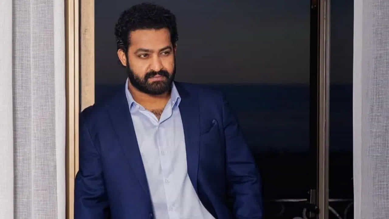 ఈ సినిమాతోపాటు డైరెక్టర్ ప్రశాంత్ నీల్ దర్శకత్వంలో ఓ మాస్ యాక్షన్ మూవీ చేస్తున్నారు తారక్. ఇటీవలే ఈ మూవీ రెగ్యులర్ షూటింగ్ స్టార్ట్ కాగా.. వచ్చే ఏడాదిలో ఈ సినిమాను విడుదల చేయనున్నారు. ఈ సినిమాలు రిలీజ్ కాకముందే తారక్ మరిన్ని ప్రాజెక్టులకు గ్రీన్ సిగ్నల్ ఇస్తున్నారు. 