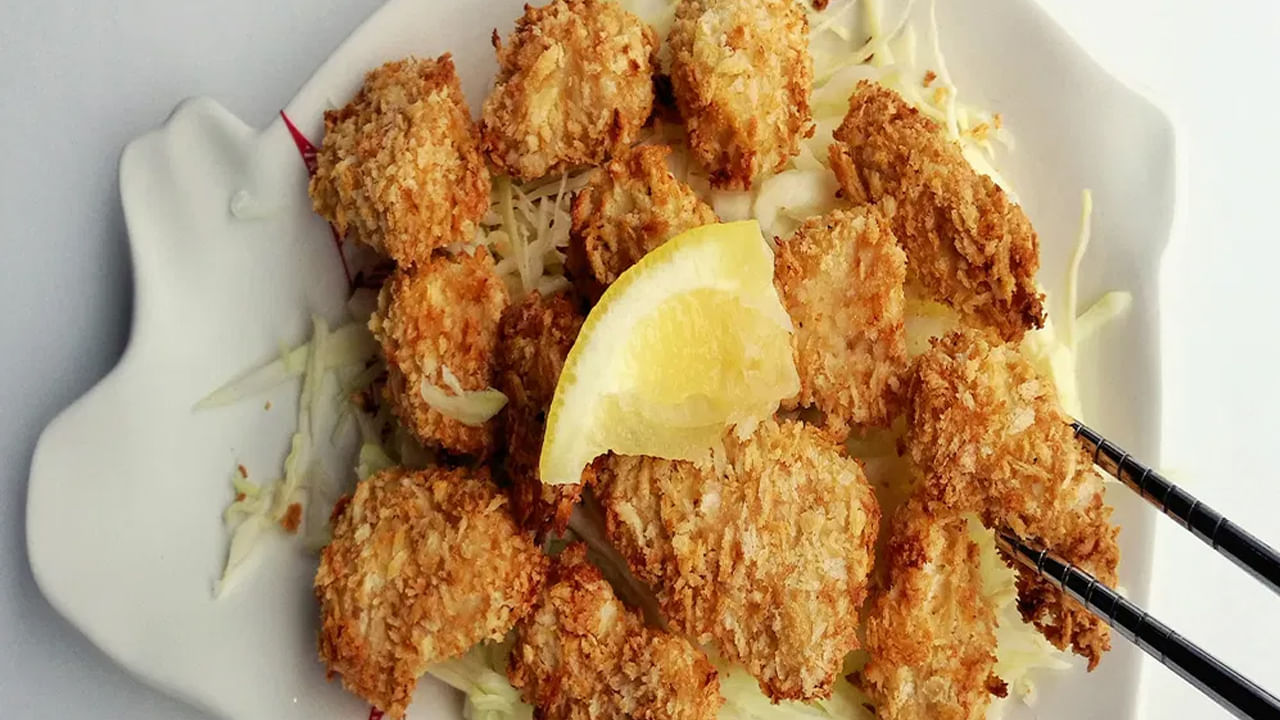 ఇప్పుడు ఒక నాన్-స్టిక్ పాన్ తీసుకుని చికెన్ ముక్కలపై మందపాటి మసాలా పూత వచ్చే వరకు ఉడికించాలి. రుచి కోసం ఉప్పు, తాజా కొత్తిమీర ఆకులతో అలంకరించాలి. అంతే టేస్టీటేస్టీ ఆయిల్‌ లెస్‌ చికెన్‌ మసాలా రెడీ