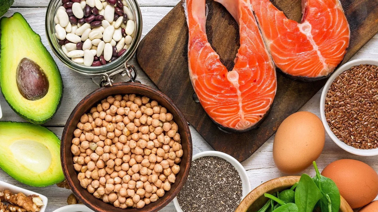 ఈ పోషకాలు వాటి యాంటీఆక్సిడెంట్ స్వభావం కారణంగా మంటను తగ్గిస్తాయి. అవి మెదడు నెట్‌వర్క్ మరియు గట్ లైనింగ్ యొక్క నిర్మాణాన్ని నిర్వహించడం ద్వారా సహాయపడతాయి, తద్వారా మెదడు మరియు గట్ కణాలు రెండింటి క్షీణతను నివారిస్తాయి."