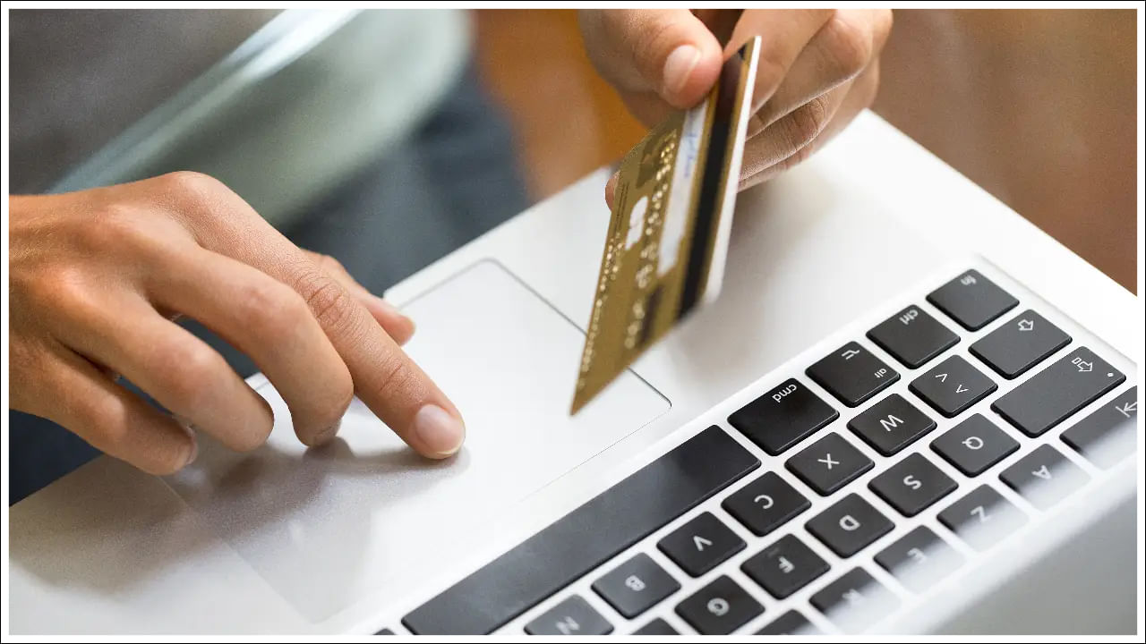 ప్రస్తుతం సైబర్ నేరాల కేసులు వేగంగా పెరుగుతున్నాయి. ప్రతిరోజూ ఒకరిని డిజిటల్‌గా అరెస్టు చేసి, ఒకరి వ్యక్తిగత సమాచారాన్ని దొంగిలించడం, అతని ఖాతా నుండి డబ్బు విత్‌డ్రా చేయడం వంటి కేసులు ప్రతిరోజూ వస్తున్నాయి. ఇలాంటి పరిస్థితుల్లో ఆన్‌లైన్‌లో షాపింగ్ చేసేటప్పుడు జాగ్రత్తగా ఉండటం చాలా ముఖ్యం. ఒక చిన్న పొరపాటు మీకు చాలా నష్టాన్ని కలిగిస్తుంది. మీరు కష్టపడి సంపాదించిన డబ్బు సైబర్ నేరస్థులకు చేరుతుంది. ఈ రోజు మనం క్రెడిట్ కార్డ్‌తో ఆన్‌లైన్‌లో షాపింగ్ చేసేటప్పుడు చాలా విషయాలు తెలుసుకోవాలి.