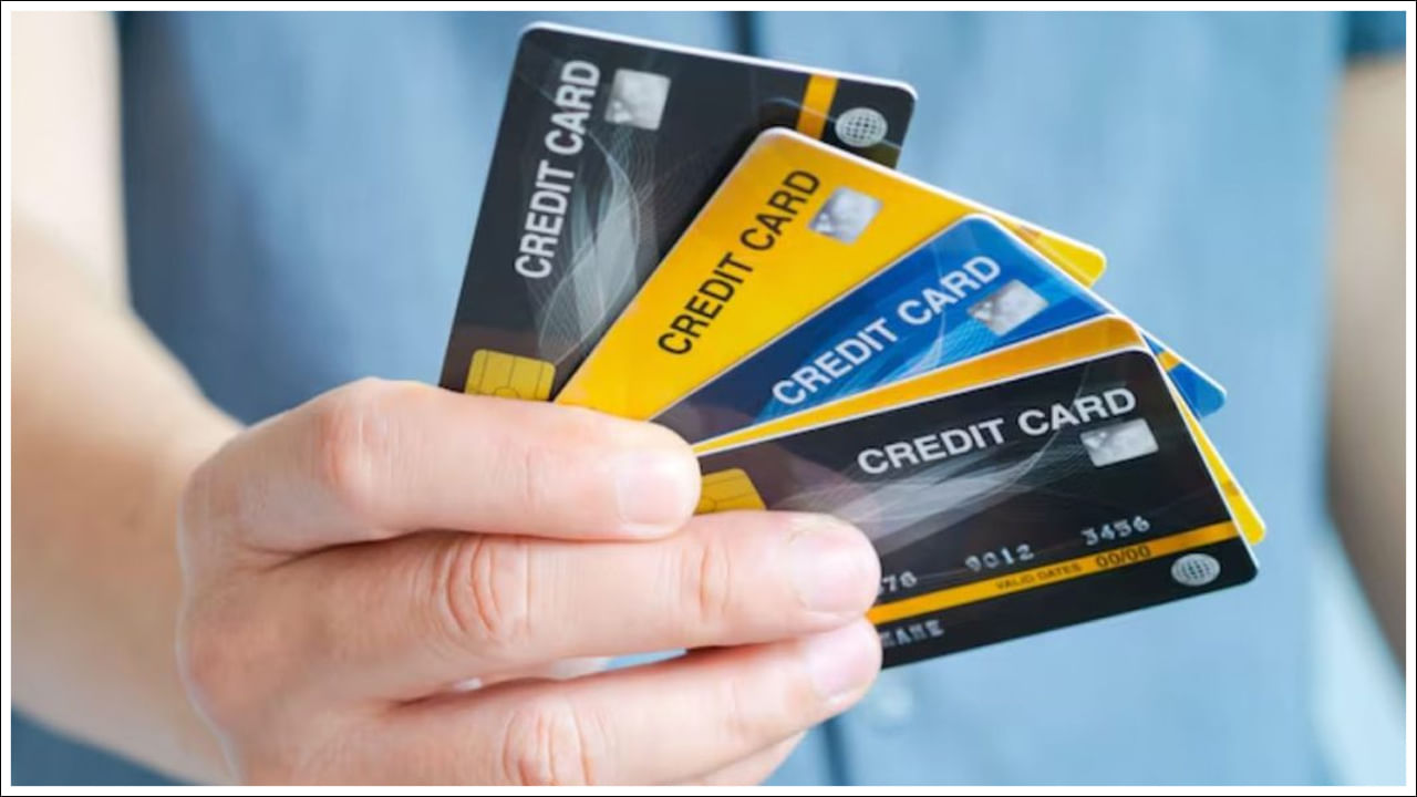 వర్చువల్ లేదా డిస్పోజబుల్ క్రెడిట్ కార్డ్‌లను ఉపయోగించండి: అనేక ఆర్థిక సంస్థలు వర్చువల్ లేదా పునర్వినియోగపరచలేని క్రెడిట్ కార్డులను అందిస్తాయి. ఇవి మీ క్రెడిట్ కార్డ్ ఖాతాకు లింక్ చేయబడిన తాత్కాలిక కార్డ్ నంబర్‌లు, అయితే లావాదేవీ తర్వాత గడువు ముగుస్తుంది. అటువంటి పరిస్థితిలో ఏ మోసగాడు మీ నిజమైన ఖాతాను యాక్సెస్ చేయలేరు.