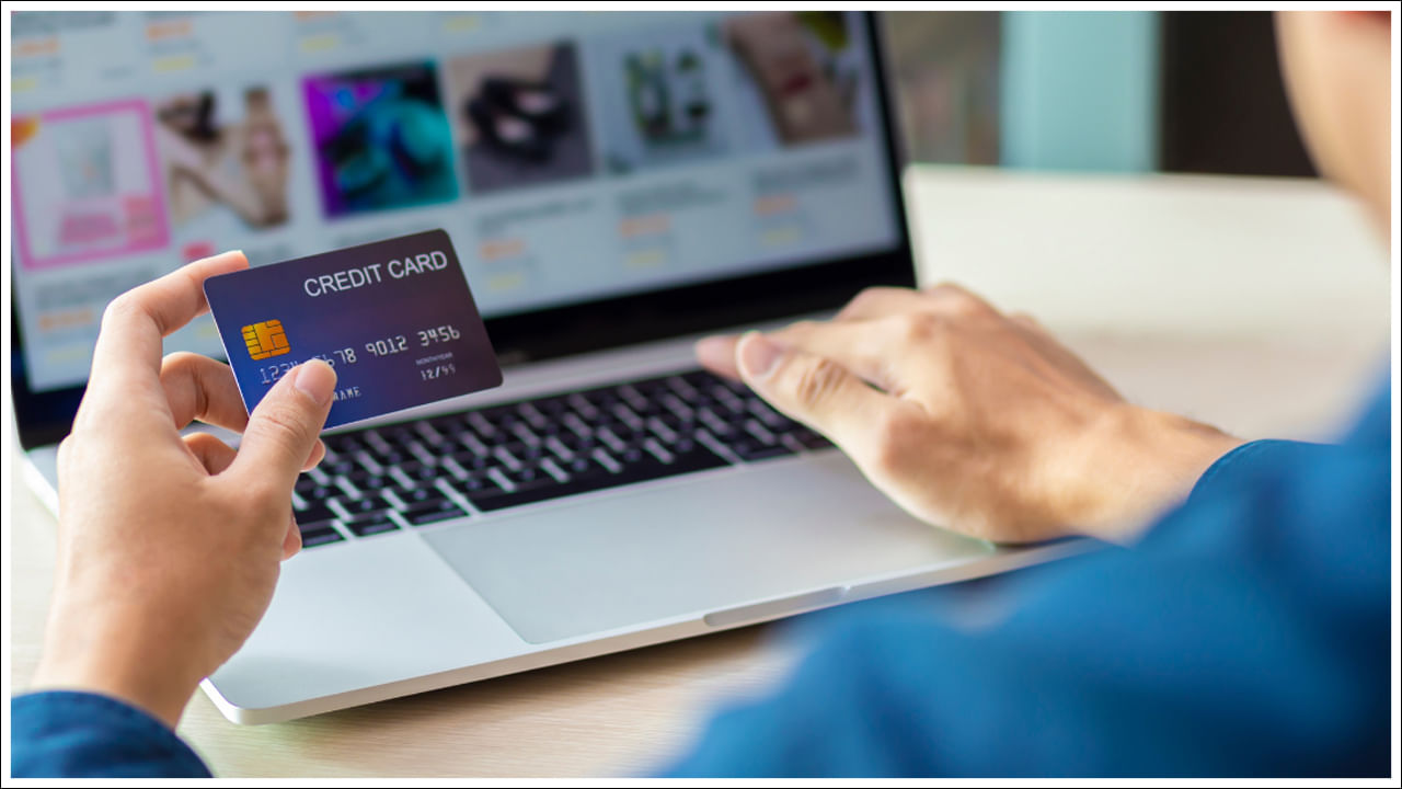 మీ ఖాతాపై నిఘా ఉంచండి: మీ ఖాతాపై నిఘా ఉంచండి. అలాగే క్రమమైన వ్యవధిలో దాన్ని తనిఖీ చేస్తూ ఉండండి. దీంతో ఏదైనా అక్రమ లావాదేవీలు జరిగితే దానికి సంబంధించిన సమాచారం తెలుసుకుని అవసరమైన చర్యలు తీసుకోగలుగుతారు. ఖాతాకు సంబంధించిన ఏదైనా అనుమానాస్పద కార్యకలాపాల గురించి వెంటనే బ్యాంక్‌కి తెలియజేయండి.