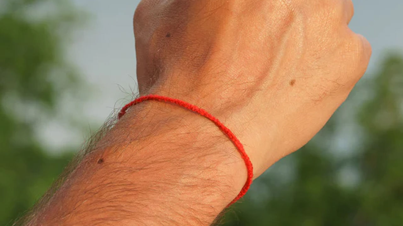 నారింజ లేదా కాషాయ దారం: దక్షిణ, తూర్పు భారతదేశంలో ప్రజలు వివిధ కారణాల వల్ల నారింజ దారాలను ధరిస్తారు. ఇది మణికట్టు చుట్టూ చాలాసార్లు చుట్టబడిన పొడవైన దారం, ఇది ఒక కట్టను ఏర్పరుస్తుంది. ఇది శక్తి, కీర్తిని తెస్తుందని, వ్యక్తిని అన్ని చెడుల నుంచి కాపాడుతుందని చెబుతారు. ఒక వ్యక్తి మణికట్టుపై ఉన్న నారింజ దారం వారిని సమస్యల నుంచి కాపాడుతుంది. శాంతి, ప్రశాంతతను పెంపొందిస్తుంది. ఇది కోపాన్ని కూడా నియంత్రిస్తుంది. అంతేకాకుండా, ఈ దారం శ్రేయస్సు, మంచి ఆరోగ్యాన్ని తెస్తుందని అంటారు. ఈ దారం సాధారణంగా మణికట్టుపై ధరిస్తారు. హిందూ మతంలో ఈ దారం వైద్యం ప్రయోజనాలతో ముడిపడి ఉంటుంది. ఇది దీర్ఘాయువు అందించడం ద్వారా వారి రోగనిరోధక శక్తిని, ఆరోగ్యాన్ని స్థిరీకరిస్తుంది.