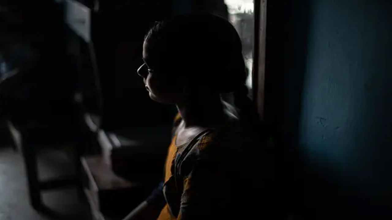 ఐదు రోజుల వ్యవధిలో అమ్మనాన్నల మృతి..అనాధలైన ముగ్గురు ఆడపిల్లలు