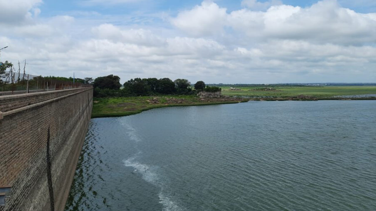 ఉస్మాన్ సాగర్ సరస్సు: నిజాం కాలంలో మానవ నిర్మిత జలాశయం ఉస్మాన్ సాగర్ అటవీ ప్రాంతంలో వాలుగా ఉన్న కొండలతో కూడి ఉంది. హైదరాబాద్‌లోని వివిధ ప్రాంతాల ప్రజలు తమ తాగునీటి సరఫరాను ఇక్కడ పొందుతున్నారు. ప్రకృతి ప్రేమికులు, పక్షి పరిశీలకులు ఈ ప్రదేశంలో ఒక అద్భుతమైన అభయారణ్యాన్ని కనుగొనవచ్చు.