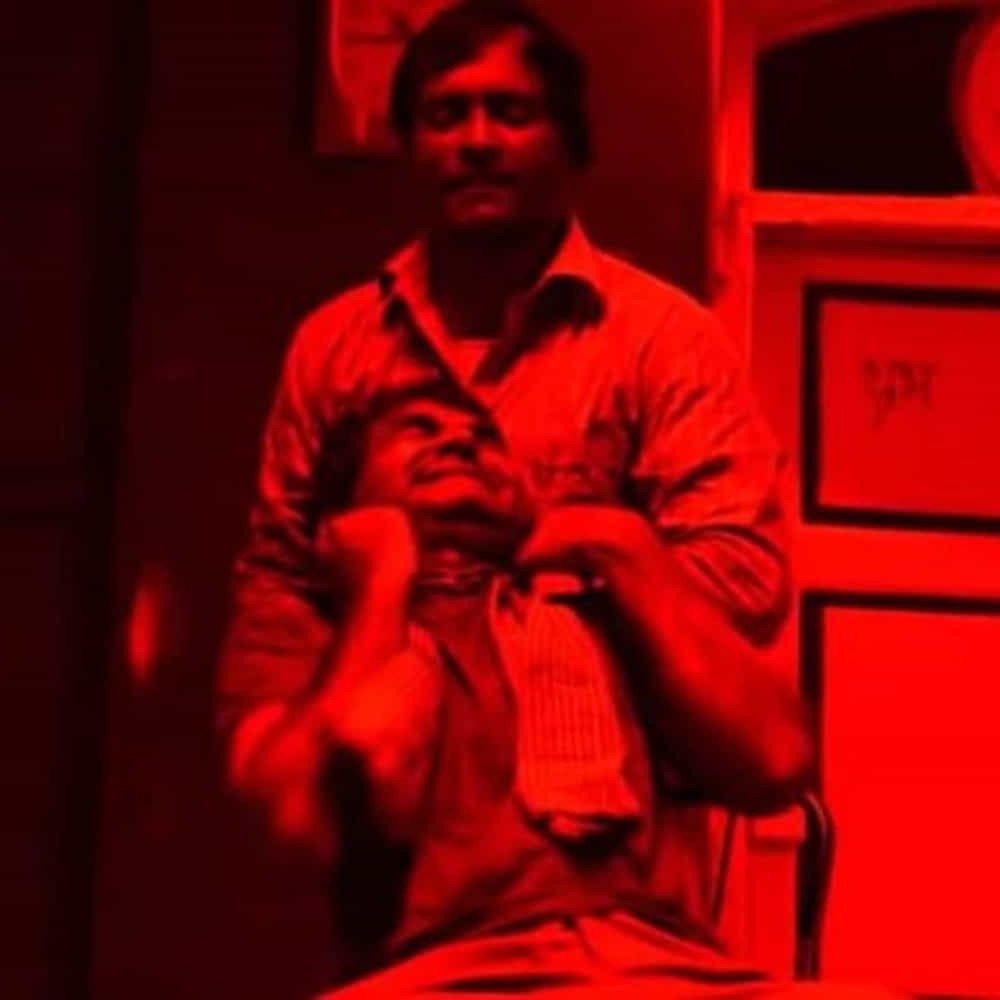 థియేటర్స్ లో విడుదలైన సినిమాలను ఓటీటీలో మళ్లీ మళ్లీ చూడటానికి ఆసక్తి చూపిస్తున్నారు. అలాగే ఇతర బాషల సినిమాలను కూడా ఓటీటీలో చూడటానికి ఎక్కువ ఆసక్తి చూపిస్తున్నారు. ఇక సినీ లవర్ ఎక్కువగా ఇష్టపడే సినిమాల్లో థ్రిల్లర్ సినిమాలు ముందు వరసలో ఉంటాయి. ఇప్పటికే ఎన్నో రకాల థ్రిల్లర్ సినిమాలు ఓటీటీలో అందుబాటులో ఉన్నాయి.