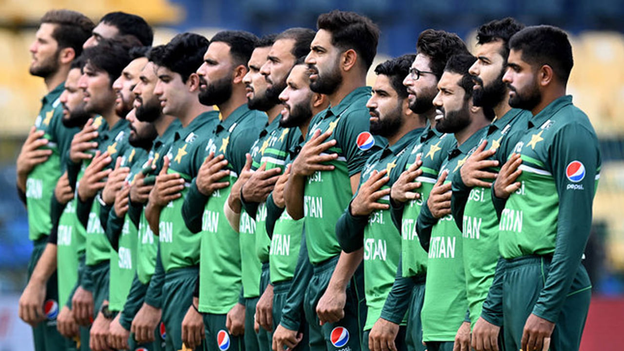 వెస్టిండీస్ పర్యటన కోసం పాకిస్తాన్ క్రికెట్ బోర్డు (PCB) ప్రకటించిన టీ20 జట్టుకు సల్మాన్ అలీ ఆఘా నాయకత్వం వహించనుండగా, వన్డే జట్టుకు మహ్మద్ రిజ్వాన్ సారథిగా వ్యవహరించనున్నాడు. టీ20 ఫార్మాట్లో బాబర్ ఆజం, మహ్మద్ రిజ్వాన్లకు విశ్రాంతినిచ్చినట్లు తెలుస్తోంది. గత కొంతకాలంగా టీ20ల్లో వారి ప్రదర్శన ఆశించిన స్థాయిలో లేకపోవడం, ముఖ్యంగా 2024 టీ20 ప్రపంచకప్లో పాకిస్తాన్ జట్టు గ్రూప్ దశ నుంచే నిష్క్రమించడంతో, జట్టు కూర్పులో మార్పులు అనివార్యమని సెలెక్టర్లు భావిస్తున్నట్లు సమాచారం.