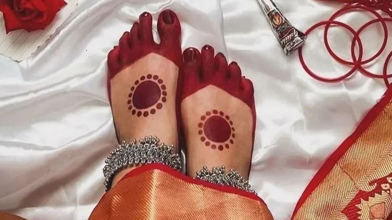 ప్రతీకవాదం: పరణి లేదా ఆల్టా అనేది హిందూ సంప్రదాయాలలో శ్రేయస్సు, శుభాన్ని సూచించే ప్రకాశవంతమైన ఎరుపు రంగు. ఎరుపు రంగు వివాహిత స్త్రీ వైవాహిక స్థితి, ఆశీర్వాదాలను సూచిస్తుందని నమ్ముతారు.