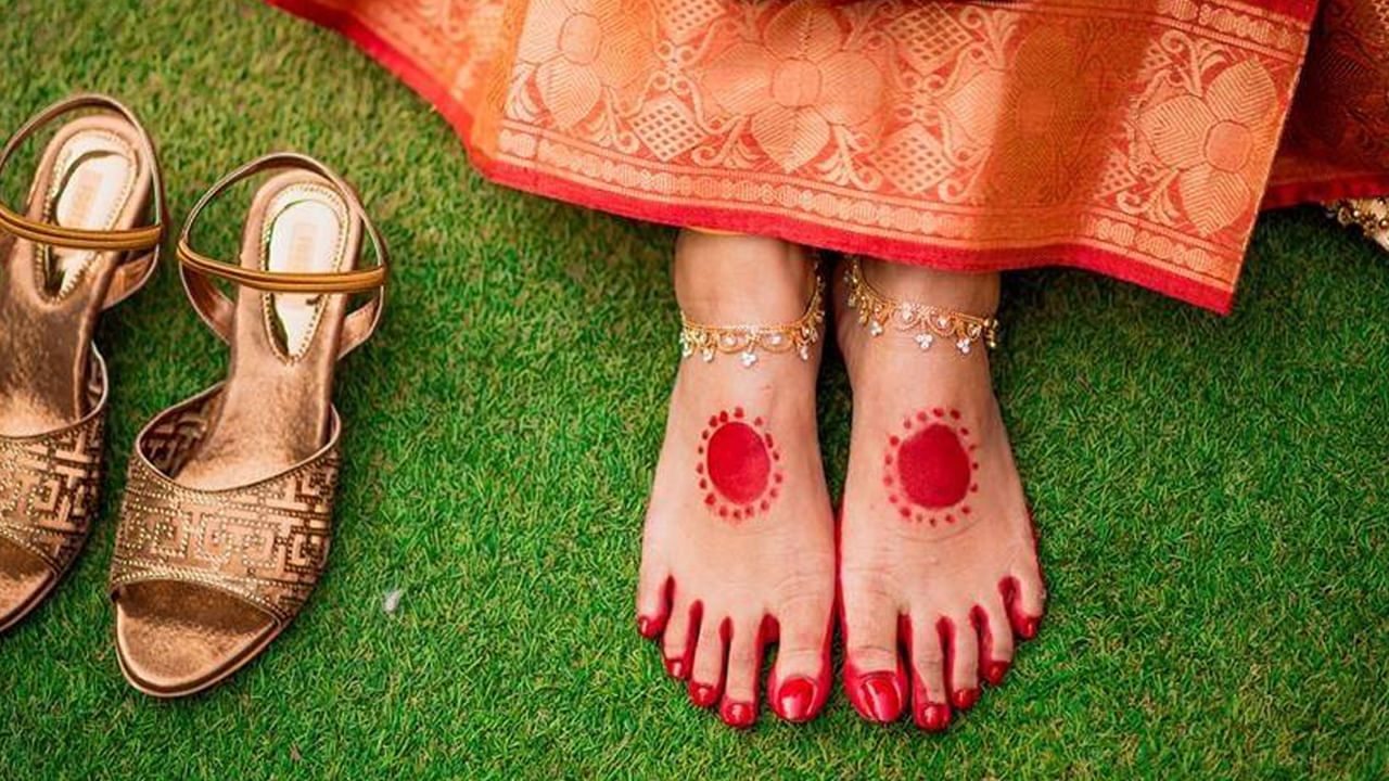 పెళ్లికూతురు అలంకరణ: తెలుగు వివాహాలలో, పసుపు, మెహందీ వంటి ఇతర అంశాలతో పాటు, పారణి పెళ్లికూతురు అలంకరణలో ముఖ్యమైన భాగం. దీనిని వధువు చేతులు, కాళ్ళకు పూసి అందాన్ని మరింత పెంచుతారు. ఆమె జీవితంలోని కొత్త దశలోకి మారడాన్ని సూచిస్తుంది.