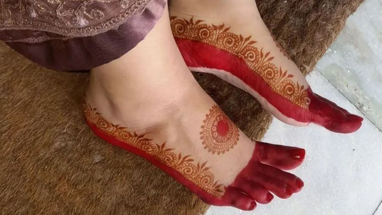 చారిత్రక సందర్భం: పరణి సంప్రదాయం మహాభారత కాలం నాటి పురాతన భారతీయ చరిత్రలో మూలాలను కలిగి ఉంది. ఇది శ్రీకృష్ణుడు వంటి దేవుళ్ళ చిత్రలలో కూడా కనిపిస్తుంది, అతను కొన్నిసార్లు తన చేతులు, కాళ్ళపై పరణితో చిత్రీకరించబడ్డాడు. ఇది పరణి సాంస్కృతిక, మతపరమైన ప్రాముఖ్యతను హైలైట్ చేస్తుంది.