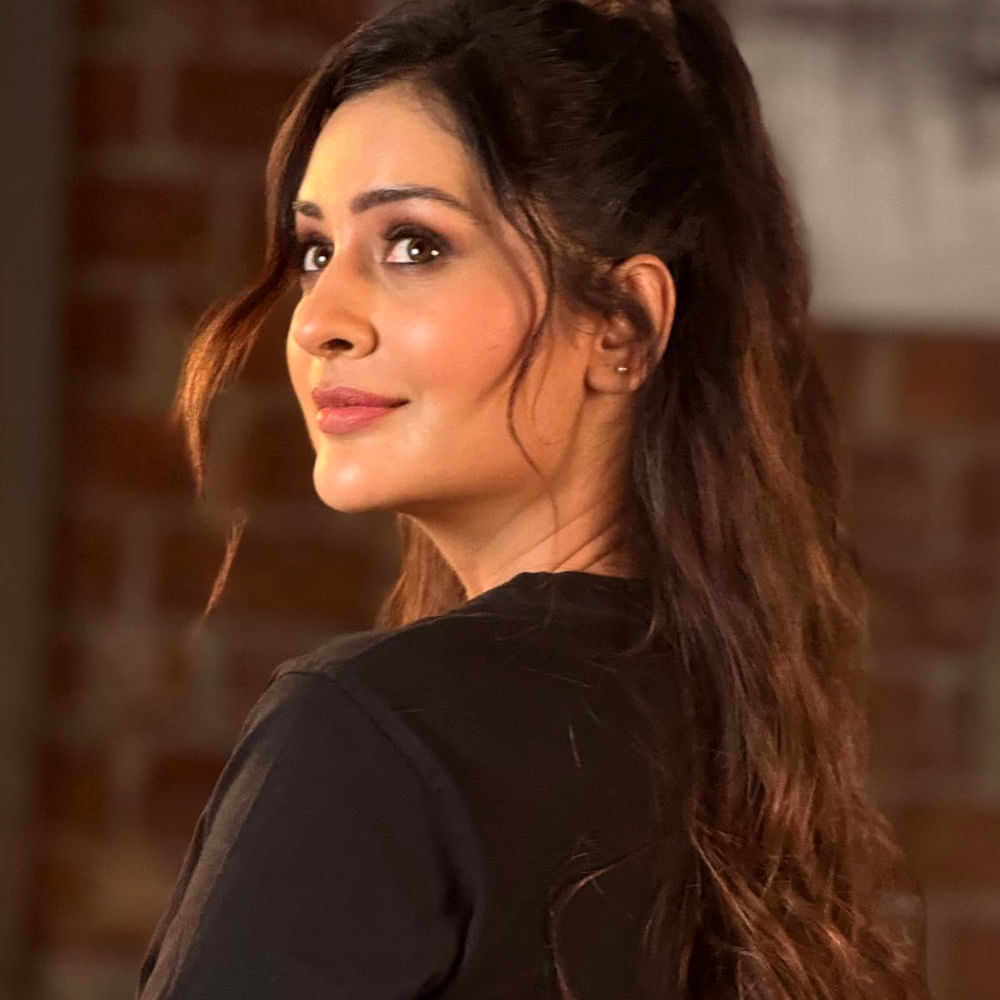 అందం, అభినయంతో ప్రేక్షకులను కట్టిపడేసిన ఈ వయ్యారి.. తొలి చిత్రంలో ఓ రేంజ్ రొమాంటిక్ సన్నివేశాల్లో కనిపించింది. ఫస్ట్ మూవీ హిట్టైనా ఆ తర్వాత మాత్రం వరుసగా నిరాశపరిచాయి. ఎన్టీఆర్: కథానాయకుడు, RDXలవ్, వెంకీమామ, డిస్కో రాజా, అనగనగా ఓ అతిథి, తీస్ మార్ ఖాన్, మాయపేటిక, మంగళవారం వంటి చిత్రాల్లో నటించింది.