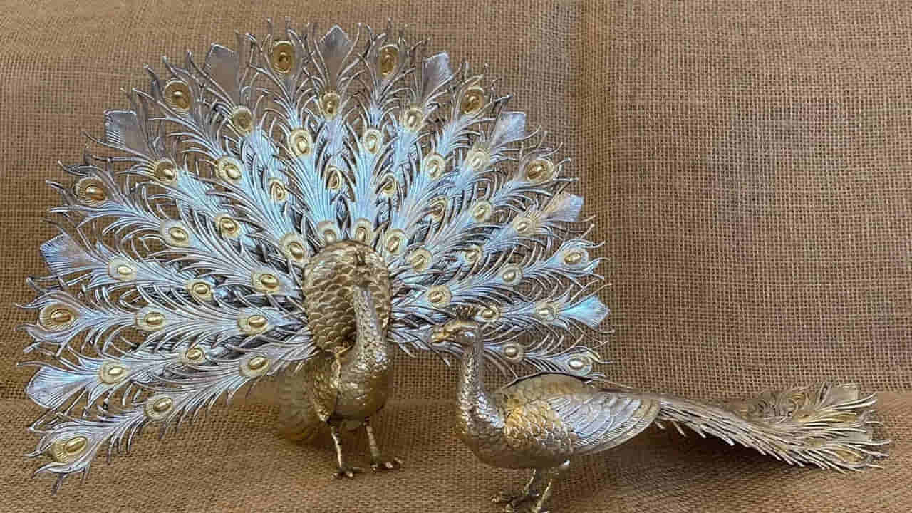 Peacock Vastu Tips: ఇంట్లో ఈ దిశగా వెండి నెమలిని పెట్టుకోండి.. లక్ష్మీ కాటాక్షంతో మీ ఇంట సిరుల పంటే..!