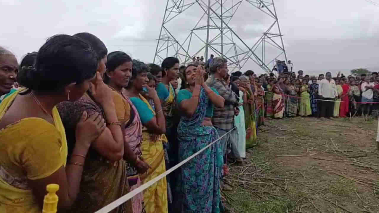 పొలాల్లో పడి ఉన్న రెండేళ్ల బాలుడు..! స్థానికులు దగ్గరికెళ్లి చూడగా.. గుండెపగిలే దృశ్యం