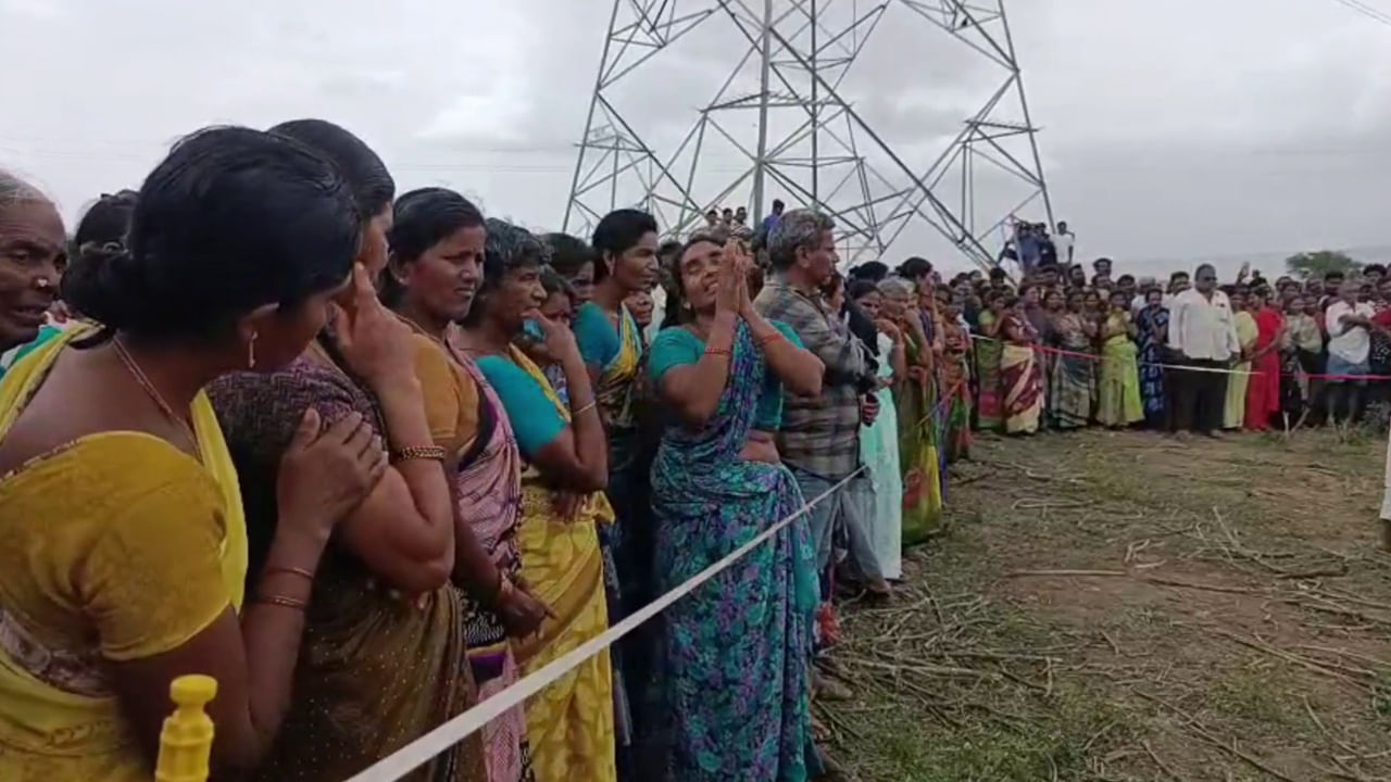 పొలాల్లో పడి ఉన్న రెండేళ్ల బాలుడు..! స్థానికులు దగ్గరికెళ్లి చూడగా.. గుండెపగిలే దృశ్యం