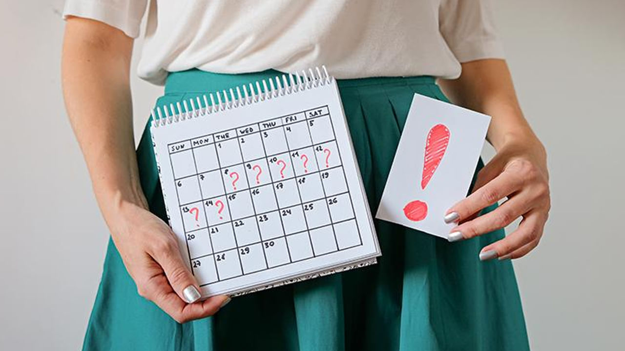 మహిళలకు పీరియడ్స్ అనేది ప్రతి నెల జరిగే సహజ ప్రక్రియ. ఇది వారి శారీక, భావోద్వేగ సవాళ్లపై చాలా ప్రభావం చూపుతుంది. శారీరకంగా పైకి లక్షణాలు కనిపిస్తున్నప్పటికీ ఇది మానసిక ఆరోగ్యంపై అత్యధిక ప్రభావం చూపుతుంది. కానీ దీని గురించి చాలా మంది ఎక్కువగా పట్టించుకోరు. బుతుక్రమం సమయంలో ఆందోళన అనేది ఎక్కువగా ఉంటుంది. కొంత మందిలో హార్మోన్ల సమతుల్యం వలన ఇది వారి మానసిక ప్రశాంతతపై చాలా ప్రభావాన్ని చూపిస్తుంది.