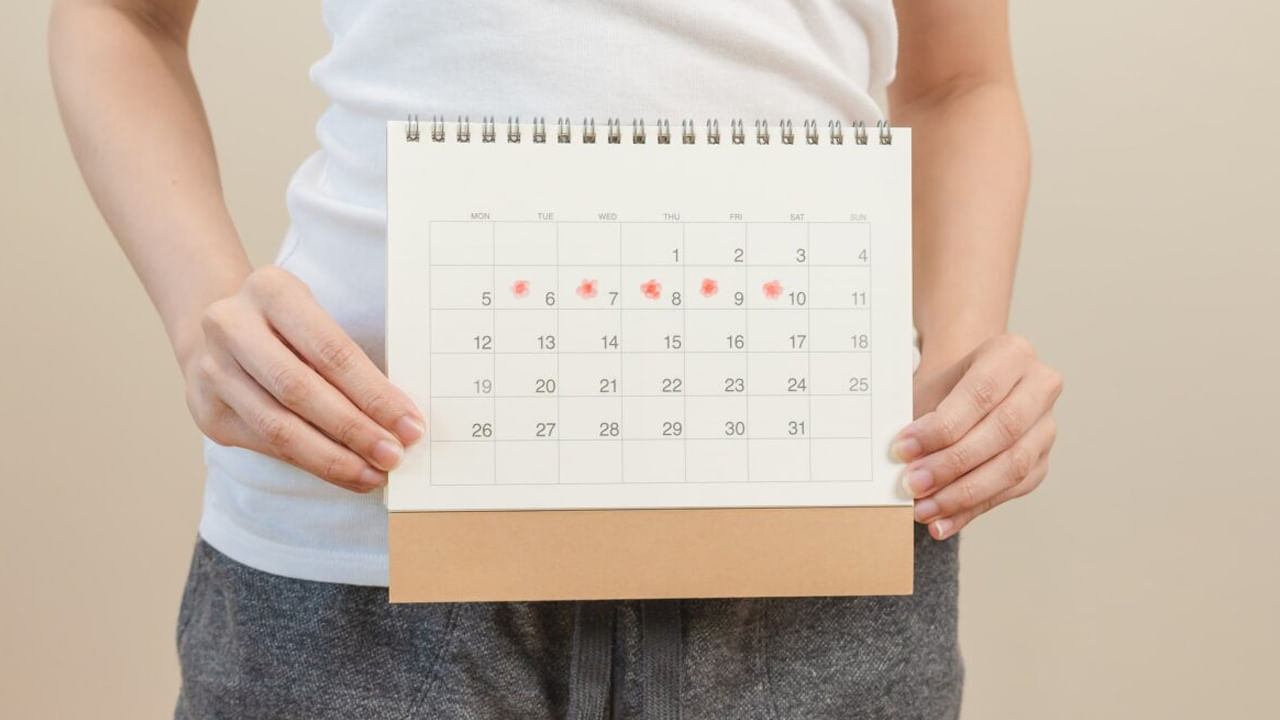 పీరియడ్స్ అనేది చాలా మంది మహిళల్లో అసౌకర్యానికి కారణం అవుతుంది. శారీరకంగా ఇది వారిని ఇబ్బంది పెడుతుంది. తిమ్మరి, ఉబ్బరం, అలసట వంటి సమస్యలు వీరిని చుట్టుముడుతుంటాయి. ఇవే కాకుండా చాలా మంది వివిధ రకాల సమస్యలతో బాధపడుతున్నట్లు ఓ నివేధికలో వెల్లడైంది. ముఖ్యంగా వృత్తిపరమైన ప్రదేశాలలో ఇవి వారి మానసిక ఆరోగ్యంపై ఎక్కువ ప్రభావం చూపుతున్నట్లు తెలుస్తుంది. అందుకే ఈ సమయంలో చాలా మంది మహిళలు మౌనంగా ఏదో కోల్పోయిన్లుగా ఉండటం వంటి లక్షణాలు కనిపిస్తుంటాయంట. దీనిని నుంచి బయటపడాలంటే, మీరు మీ సన్నిహితురాలితో ఆనందంగా సంభాషించడం వంటివి చేయడం ఉత్తమం.