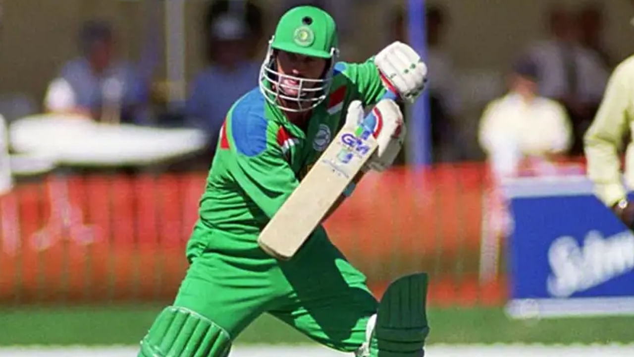 పీటర్ కిర్స్టన్ (దక్షిణాఫ్రికా): సౌతాఫ్రికాకు చెందిన పీటర్ కిర్‌స్టన్ కూడా ఈ అరుదైన రికార్డును కలిగి ఉన్నాడు. అతను తన 3 సంవత్సరాల వన్డే కెరీర్‌లో 40 మ్యాచ్‌లలో 1293 పరుగులు చేశాడు. ఇందులో 9 అర్ధ సెంచరీలు ఉన్నాయి. అతని అత్యధిక స్కోరు 97 పరుగులు. అతను కూడా తన వన్డే కెరీర్‌లో ఎప్పుడూ డక్ అవుట్ కాలేదు.