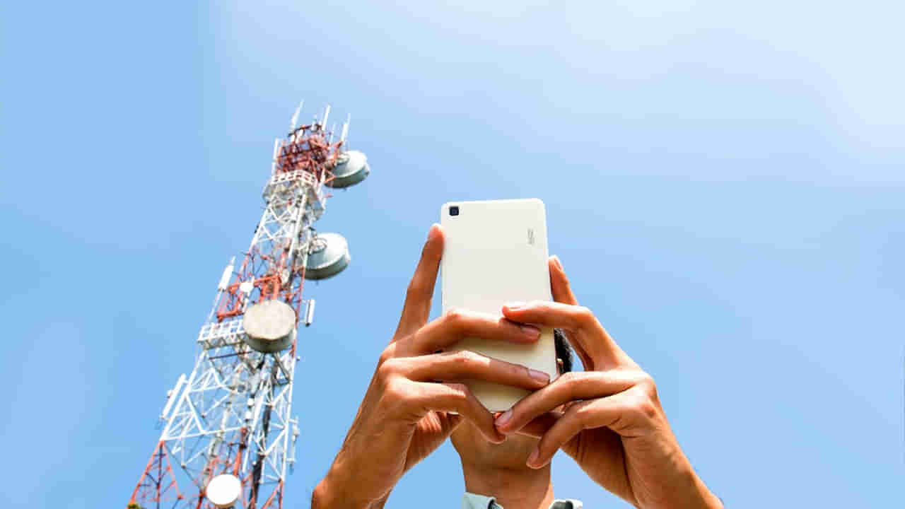 Phone Signal: వర్షం పడుతున్నప్పుడు మీ ఫోన్ సతాయిస్తుందా..? ఇలా చేస్తే క్షణాల్లో ప్రాబ్లమ్ సాల్వ్..